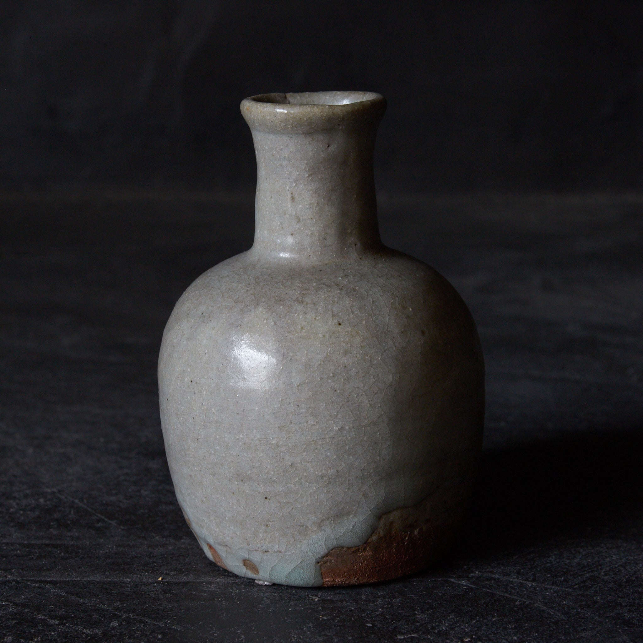 JARRA, E-Karatsu, vidriado de hierro, con diseño de hierba, cristiano oculto, marcado con una cruz y reparación Kintsugi, Período Edo(1603–1867 d. C.)