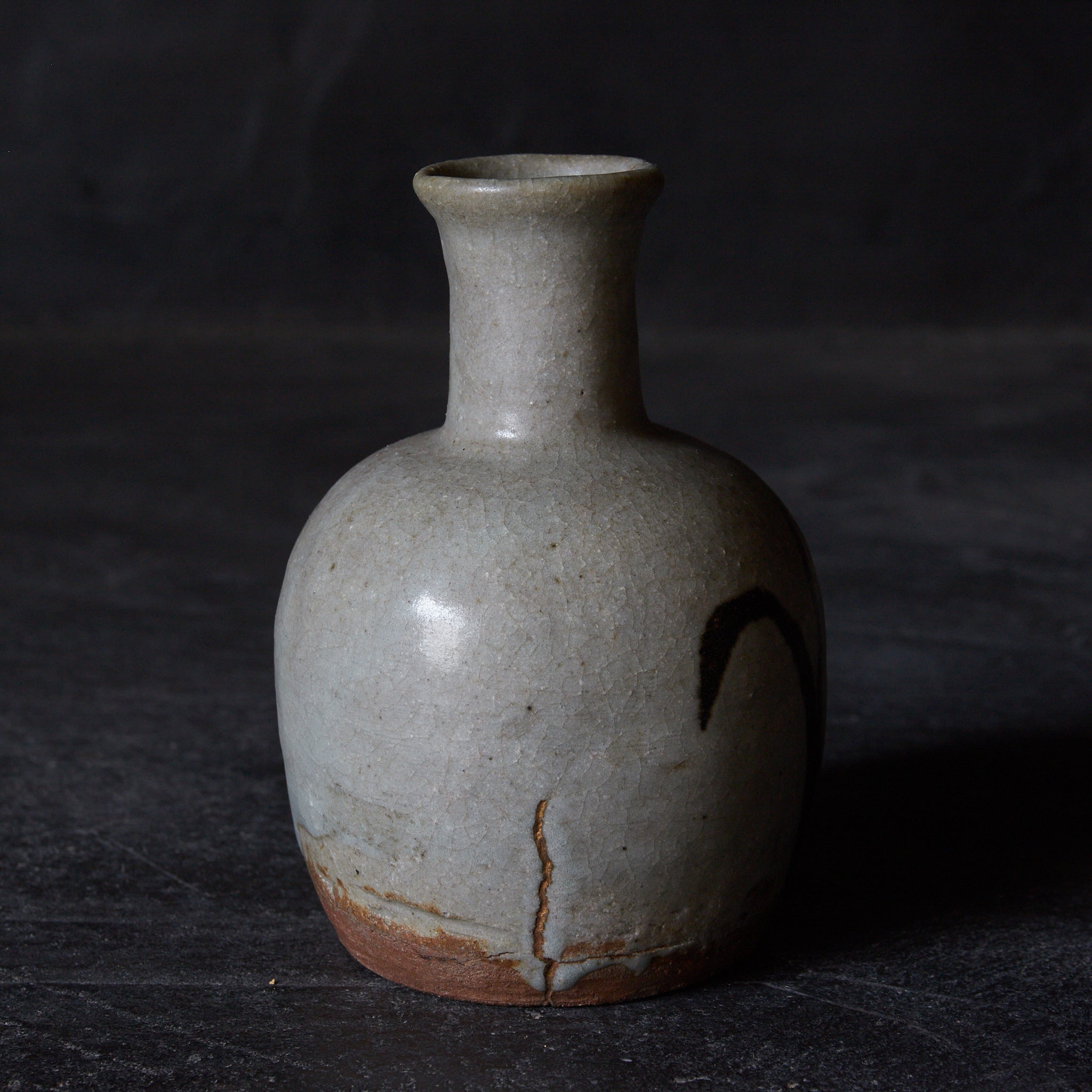 JARRA, E-Karatsu, vidriado de hierro, con diseño de hierba, cristiano oculto, marcado con una cruz y reparación Kintsugi, Período Edo(1603–1867 d. C.)