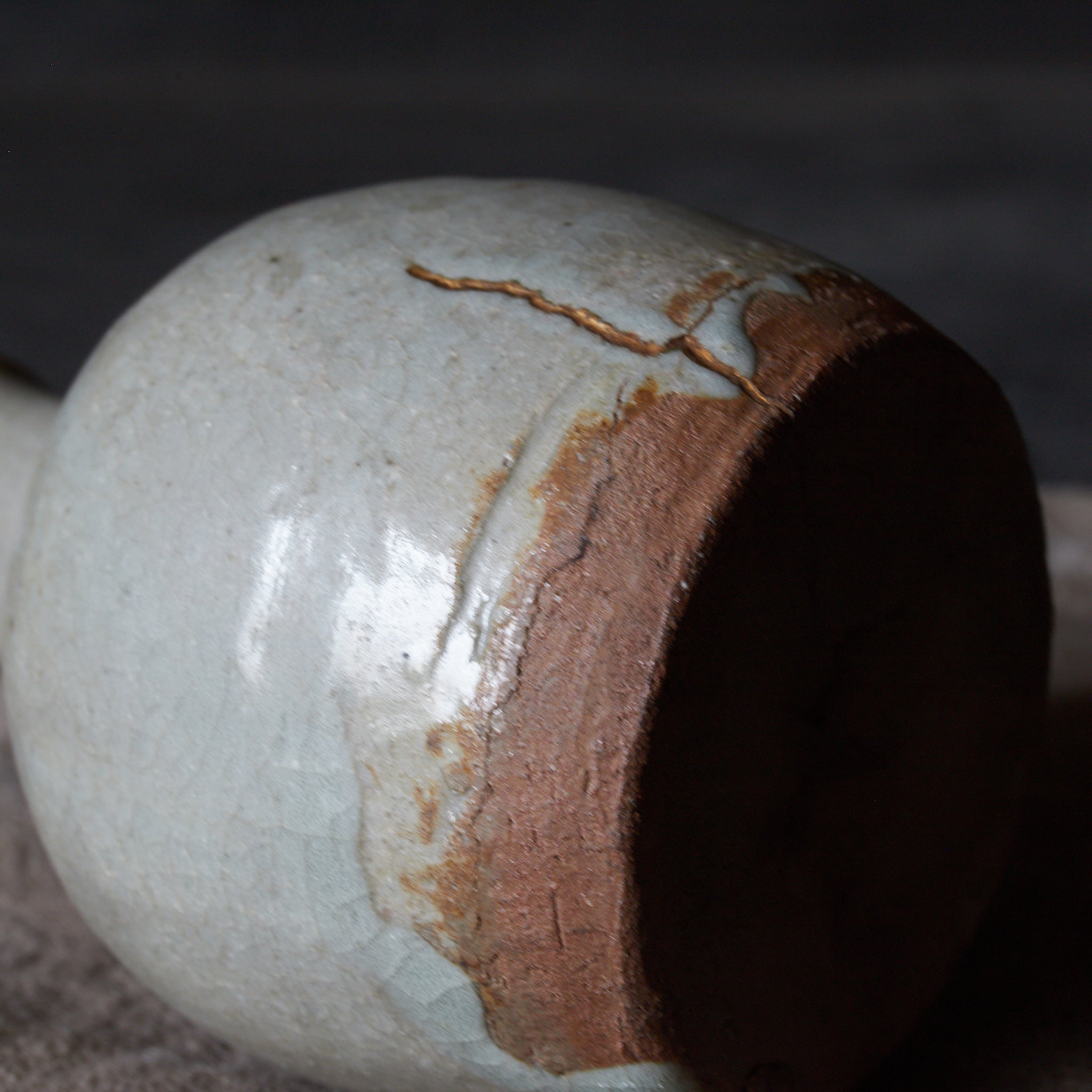 JARRA, E-Karatsu, vidriado de hierro, con diseño de hierba, cristiano oculto, marcado con una cruz y reparación Kintsugi, Período Edo(1603–1867 d. C.)