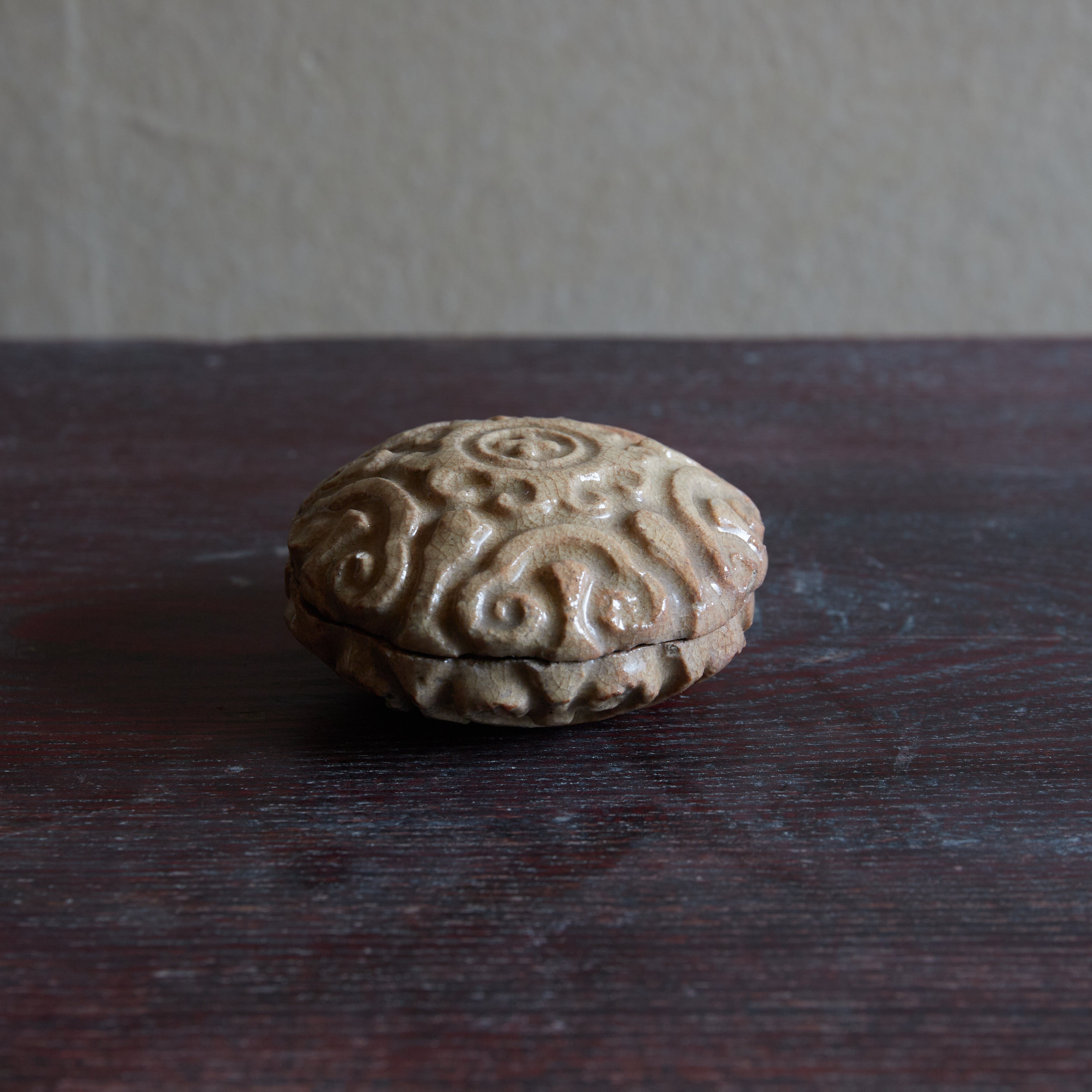 INCENSE CONTAINER, Ko-Hagi, ash-glazed, with scrollwork design, hidden christian, marked with a cross, Edo Period(1603–1867CE)