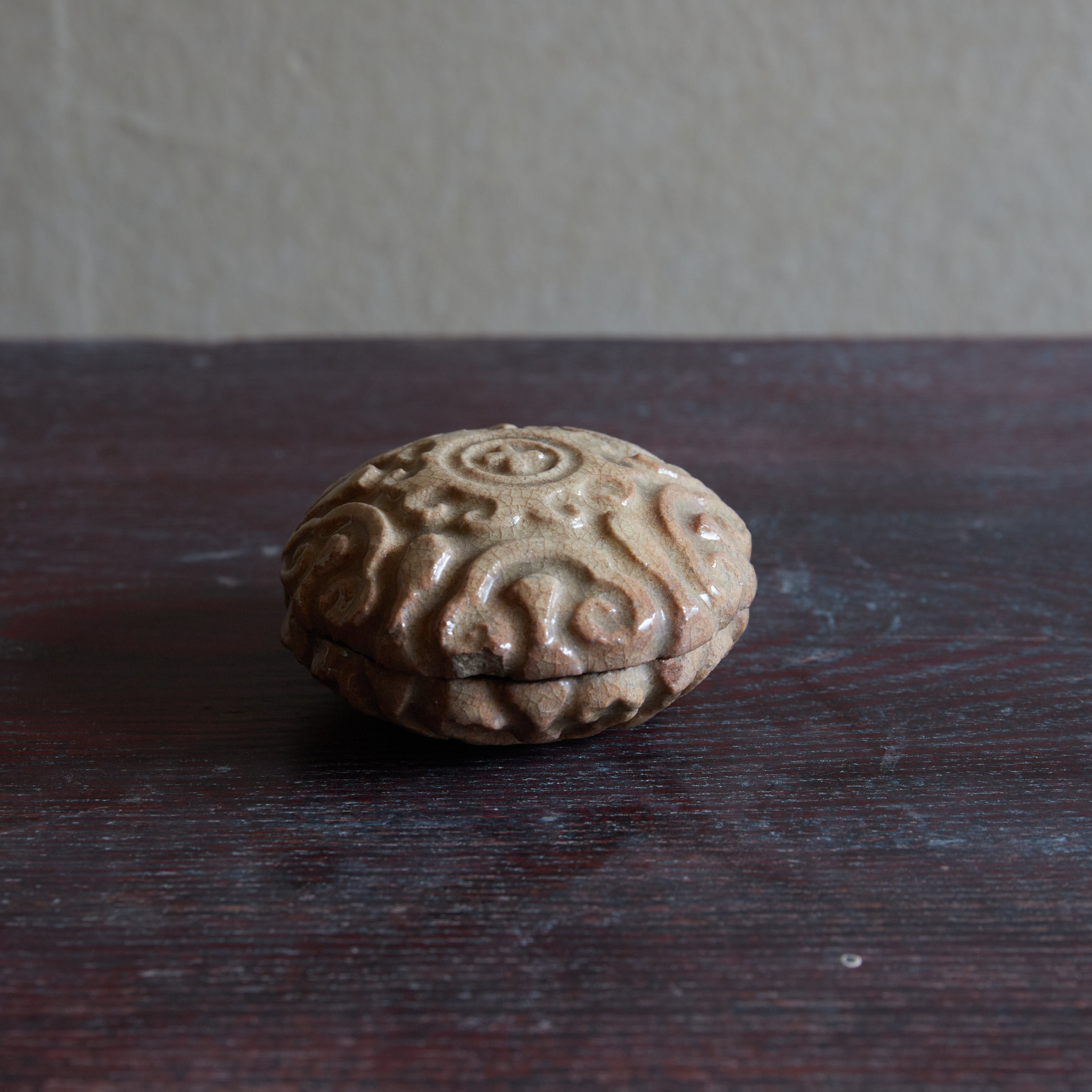 INCENSE CONTAINER, Ko-Hagi, ash-glazed, with scrollwork design, hidden christian, marked with a cross, Edo Period(1603–1867CE)