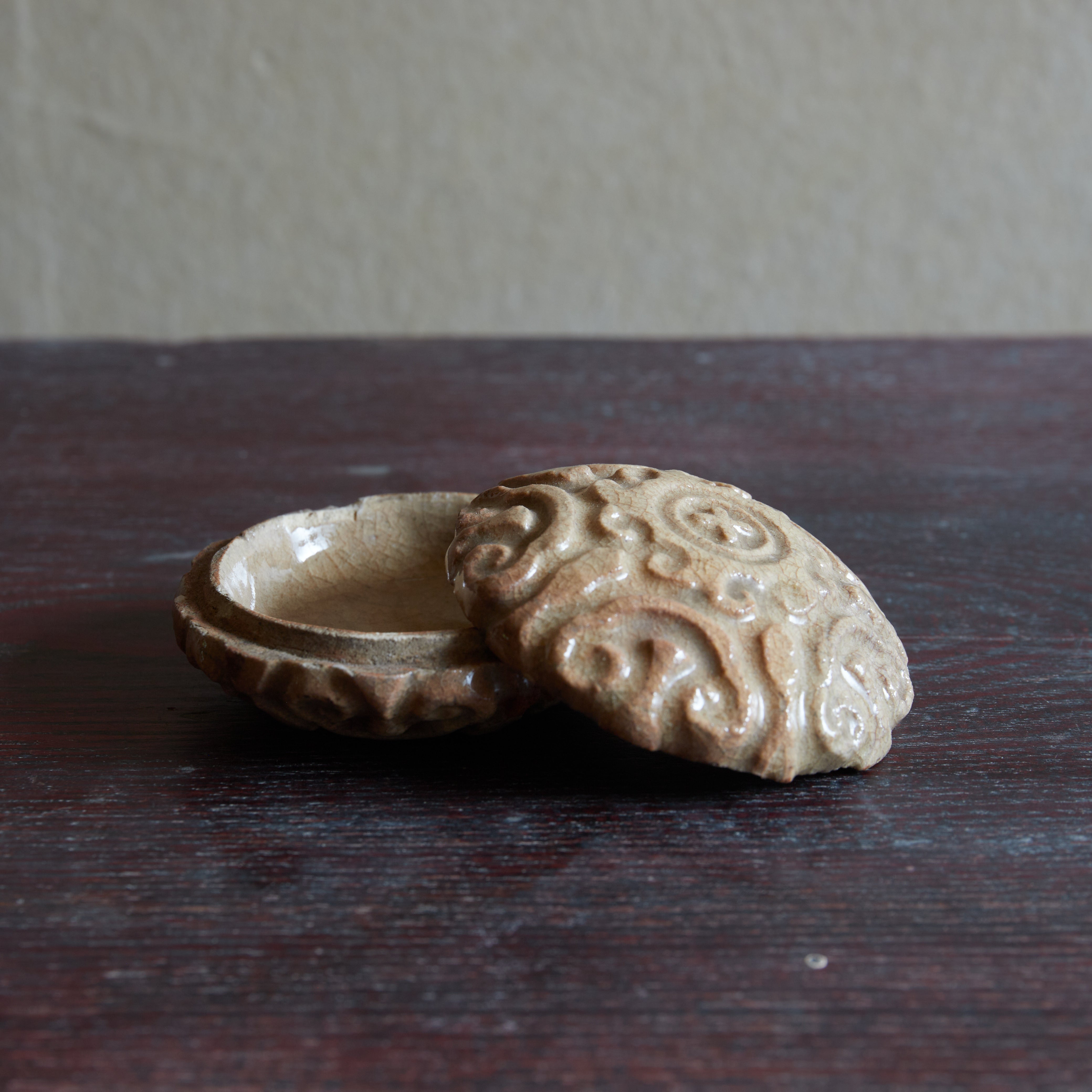 INCENSE CONTAINER, Ko-Hagi, ash-glazed, with scrollwork design, hidden christian, marked with a cross, Edo Period(1603–1867CE)