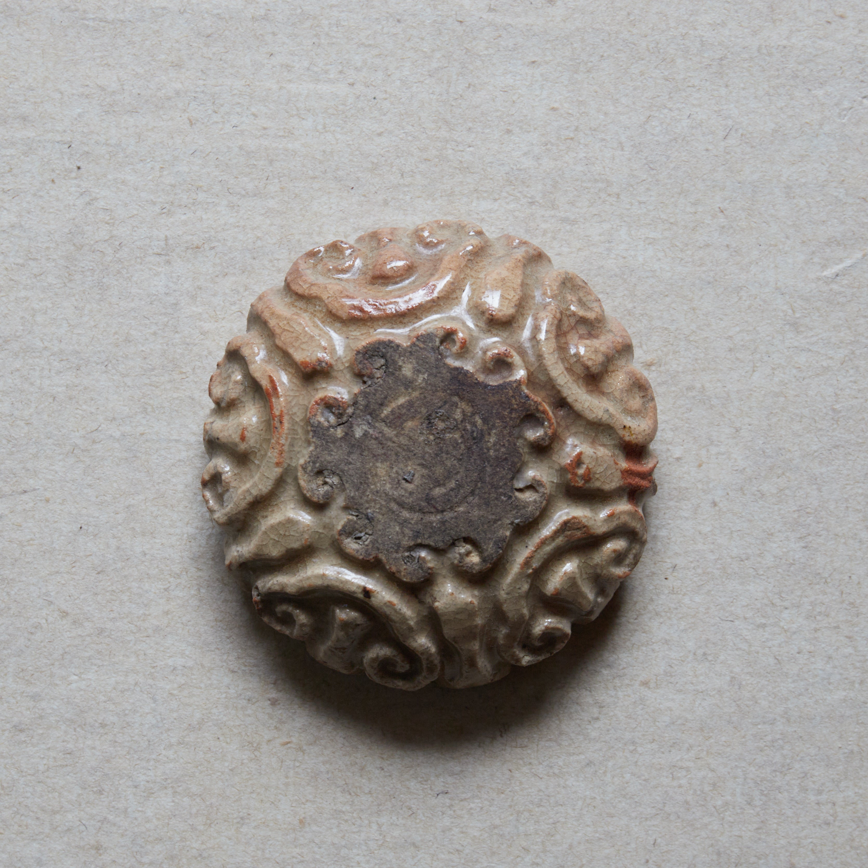 INCENSE CONTAINER, Ko-Hagi, ash-glazed, with scrollwork design, hidden christian, marked with a cross, Edo Period(1603–1867CE)
