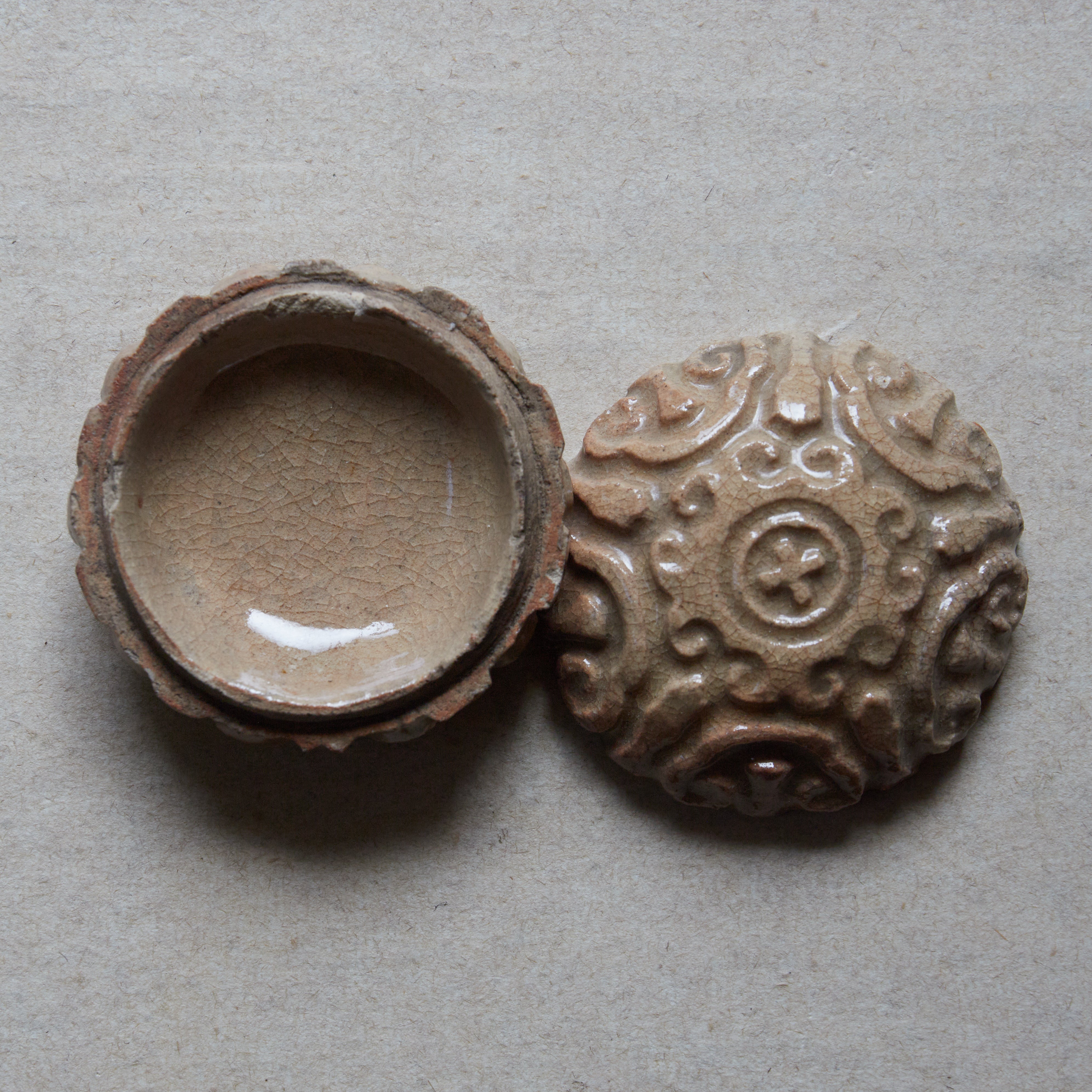 INCENSE CONTAINER, Ko-Hagi, ash-glazed, with scrollwork design, hidden christian, marked with a cross, Edo Period(1603–1867CE)