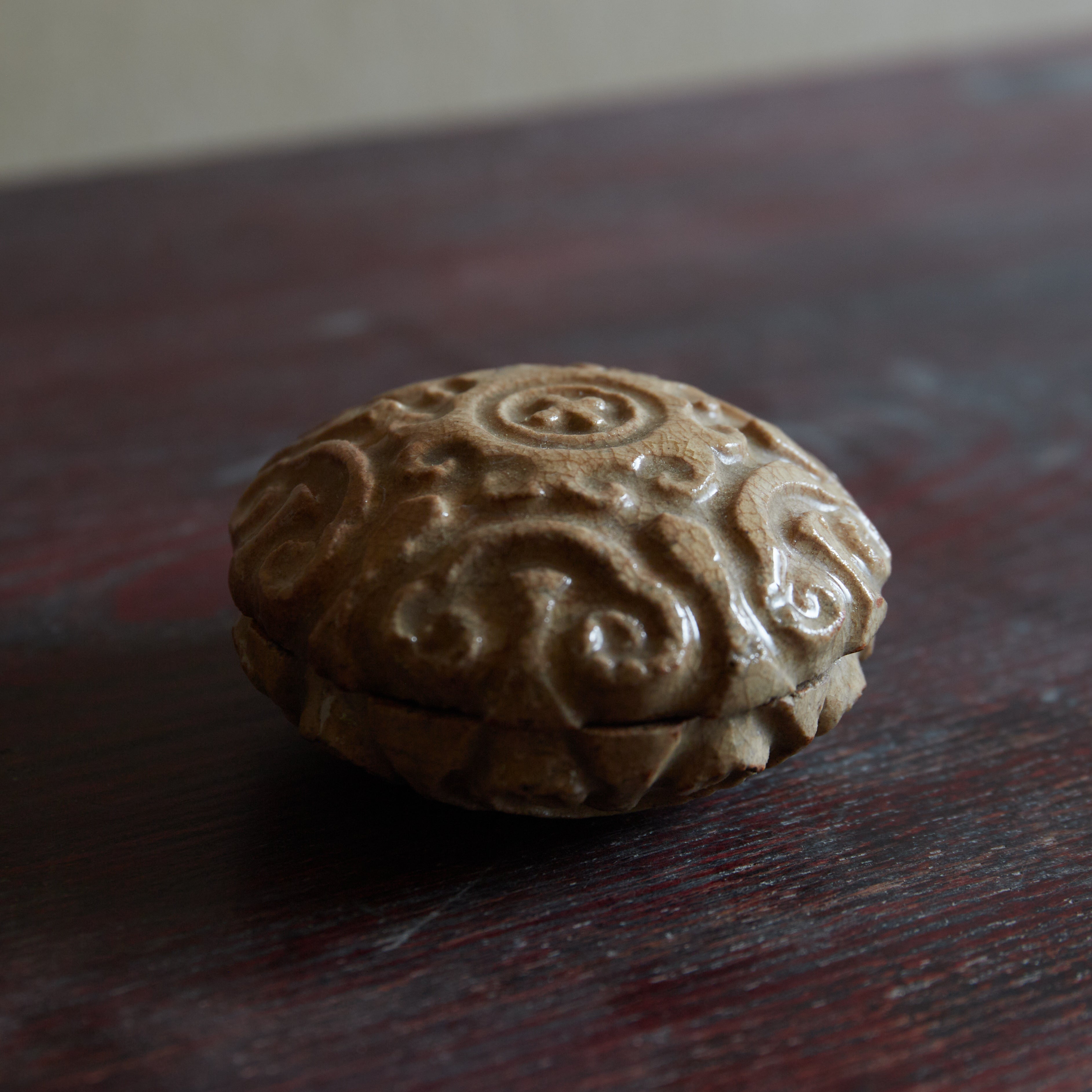 INCENSE CONTAINER, Ko-Hagi, ash-glazed, with scrollwork design, hidden christian, marked with a cross, Edo Period(1603–1867CE)