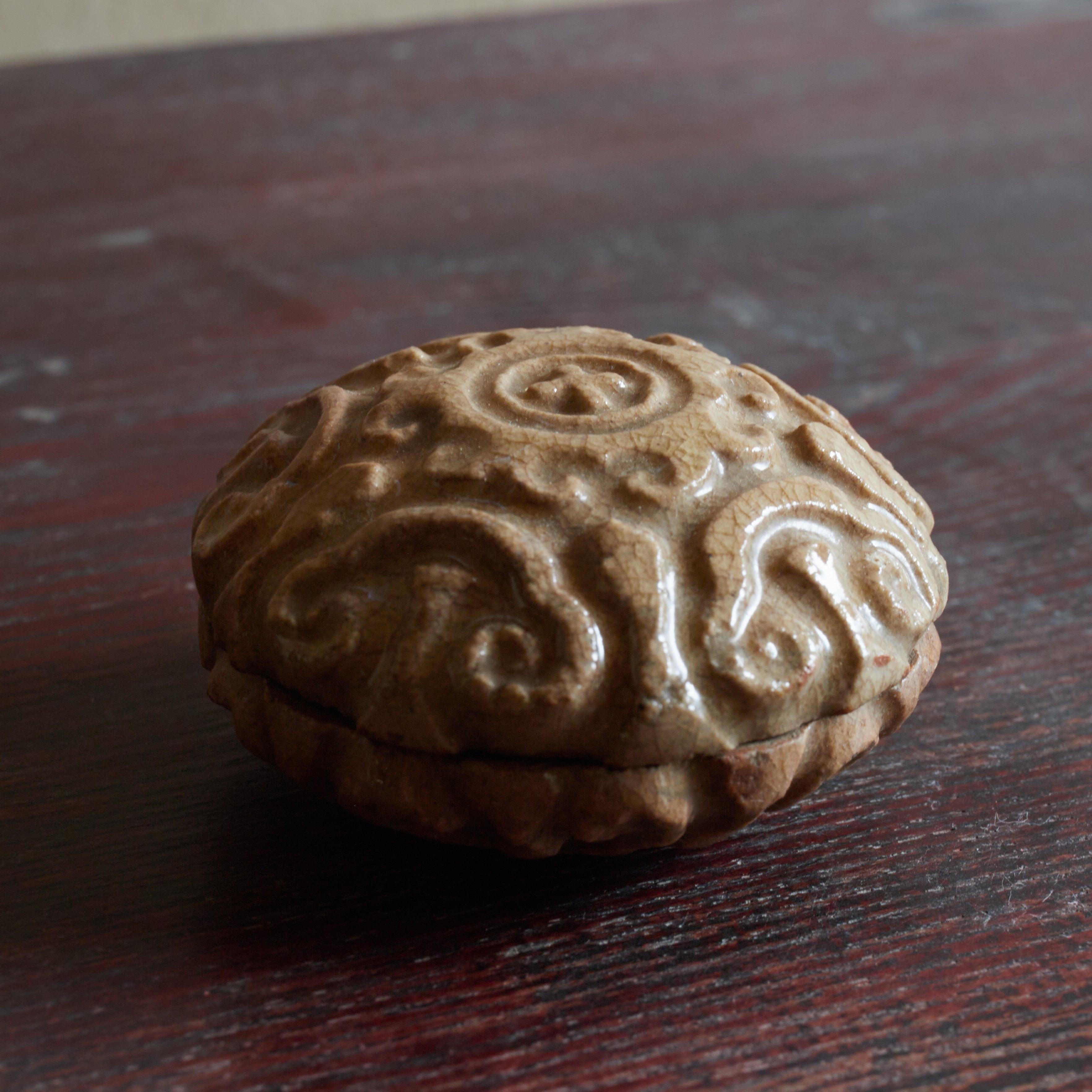 INCENSE CONTAINER, Ko-Hagi, ash-glazed, with scrollwork design, hidden christian, marked with a cross, Edo Period(1603–1867CE)