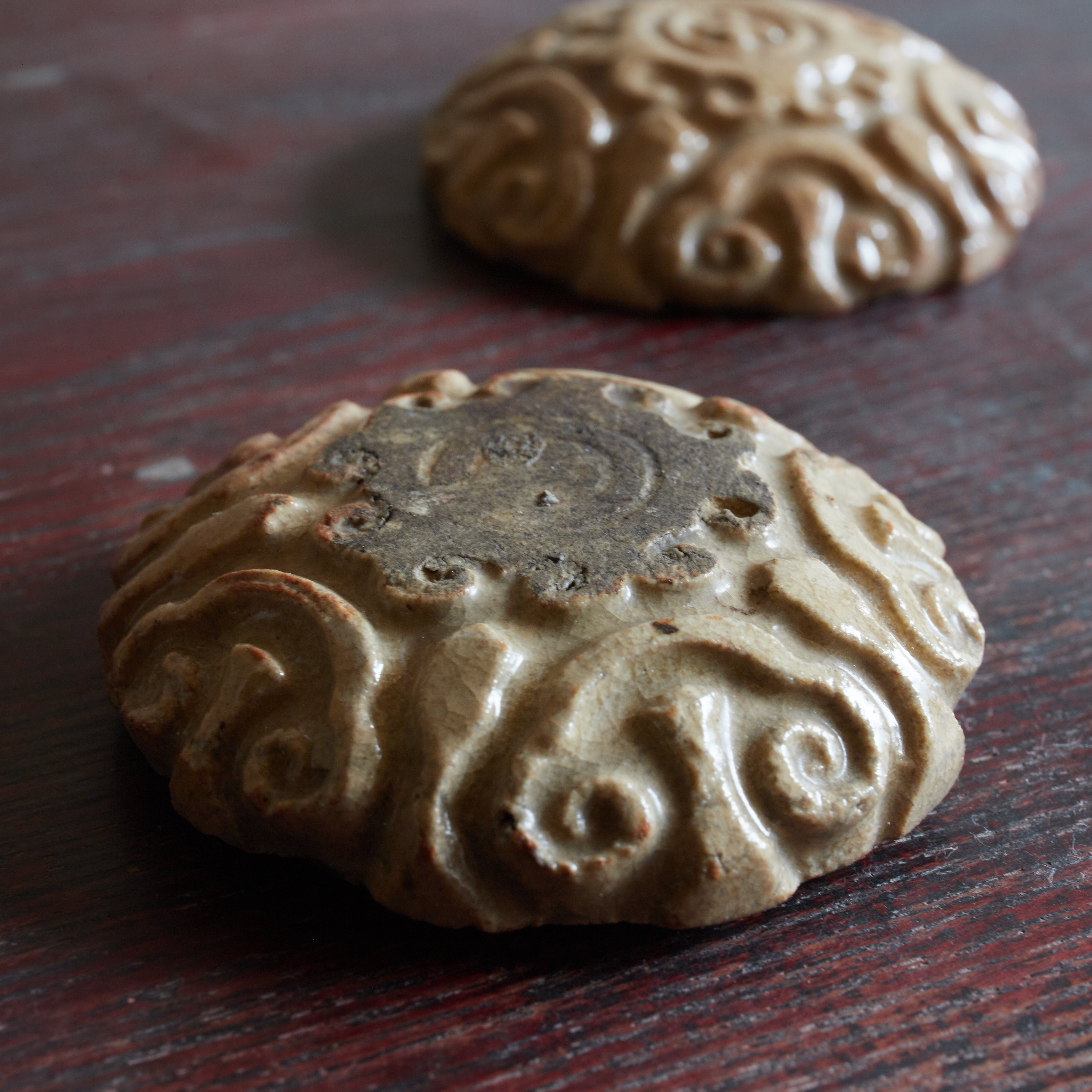 INCENSE CONTAINER, Ko-Hagi, ash-glazed, with scrollwork design, hidden christian, marked with a cross, Edo Period(1603–1867CE)