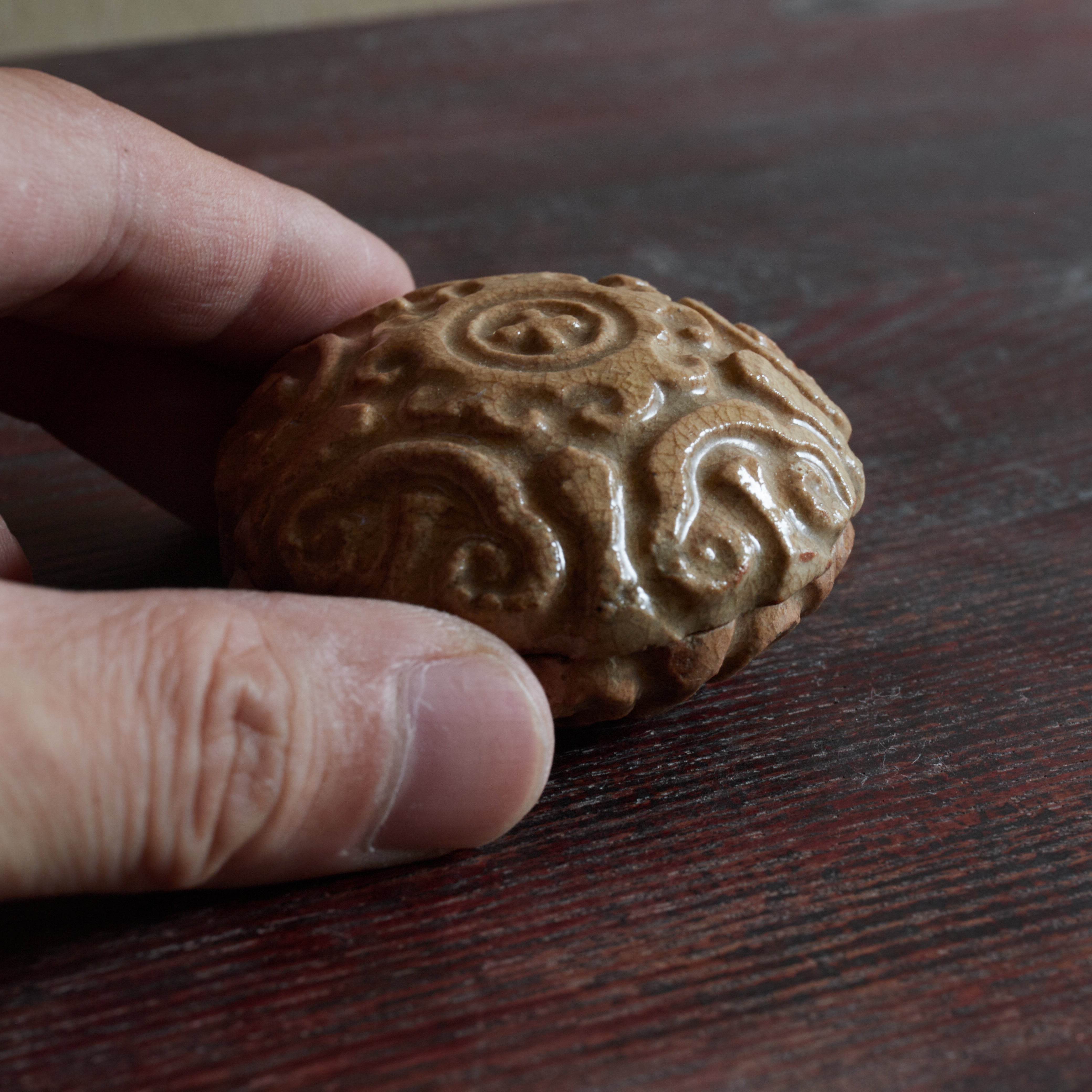 INCENSE CONTAINER, Ko-Hagi, ash-glazed, with scrollwork design, hidden christian, marked with a cross, Edo Period(1603–1867CE)