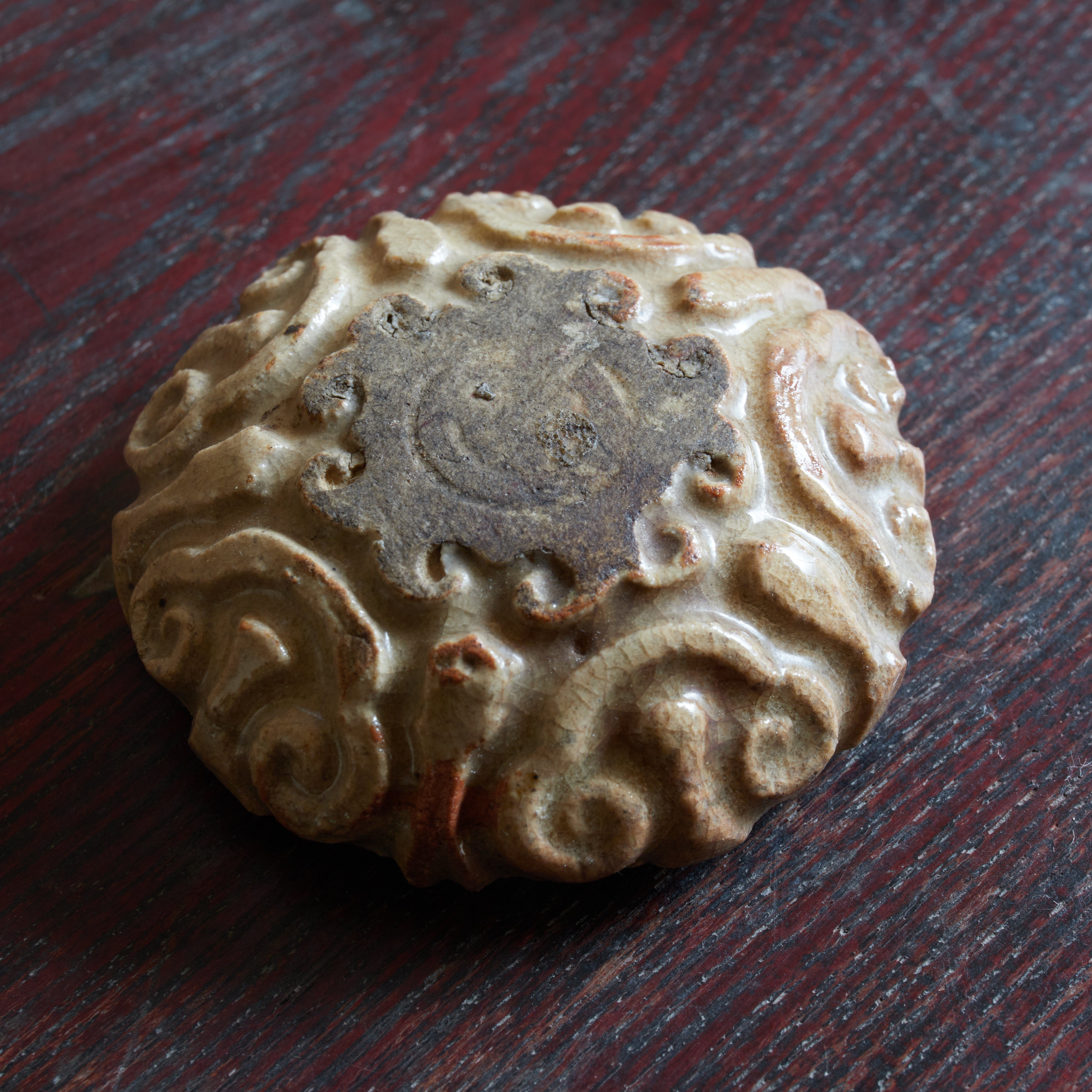 INCENSE CONTAINER, Ko-Hagi, ash-glazed, with scrollwork design, hidden christian, marked with a cross, Edo Period(1603–1867CE)