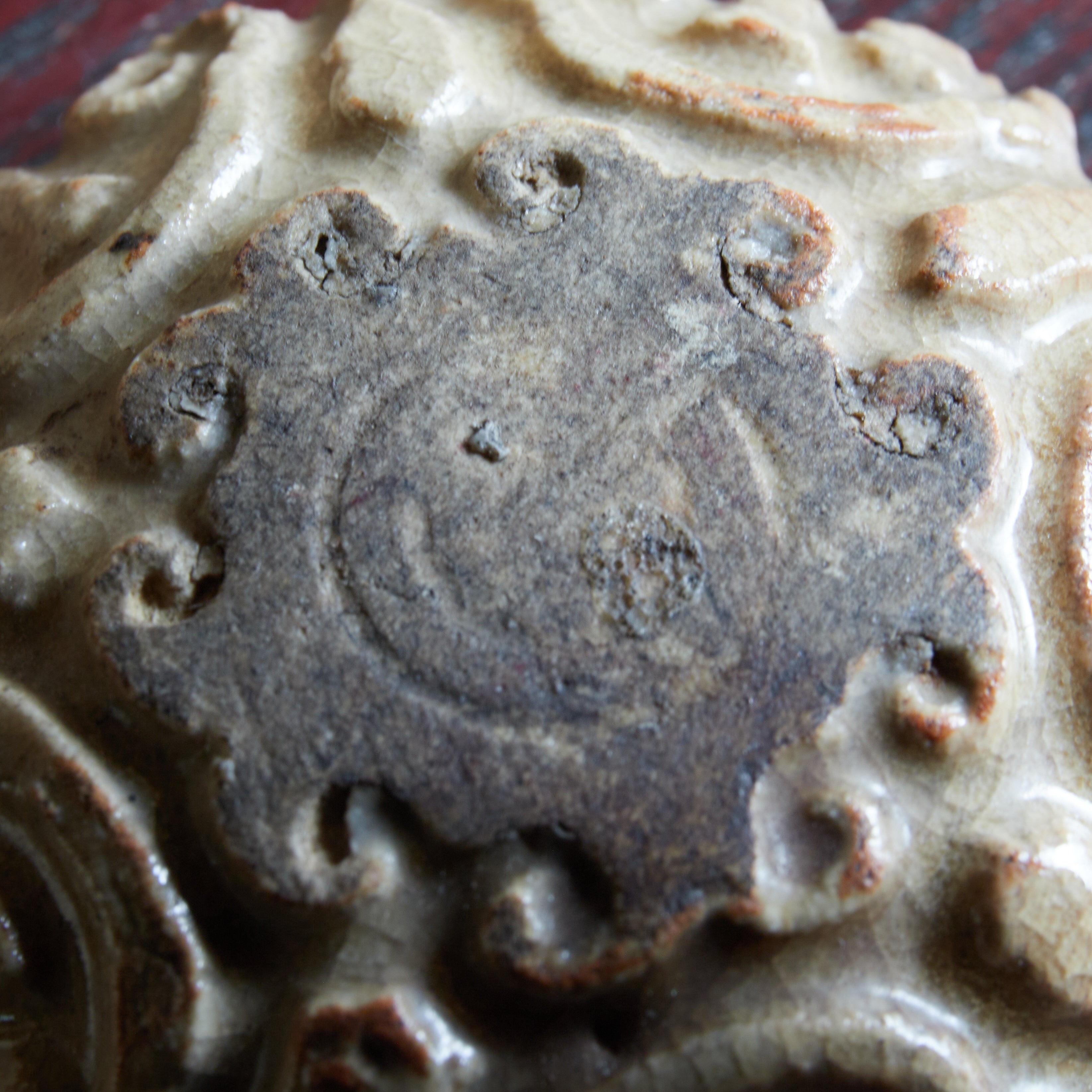INCENSE CONTAINER, Ko-Hagi, ash-glazed, with scrollwork design, hidden christian, marked with a cross, Edo Period(1603–1867CE)
