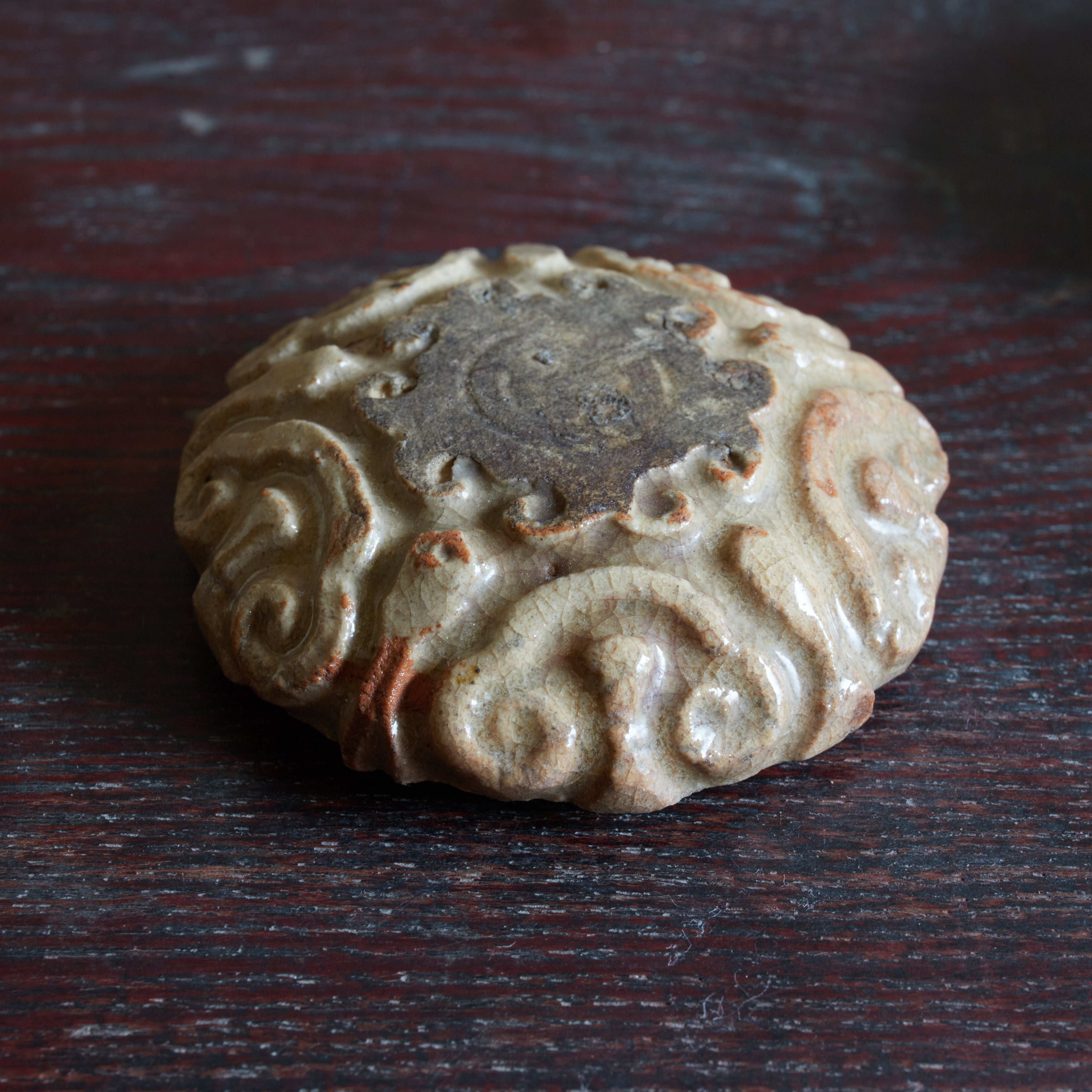 INCENSE CONTAINER, Ko-Hagi, ash-glazed, with scrollwork design, hidden christian, marked with a cross, Edo Period(1603–1867CE)