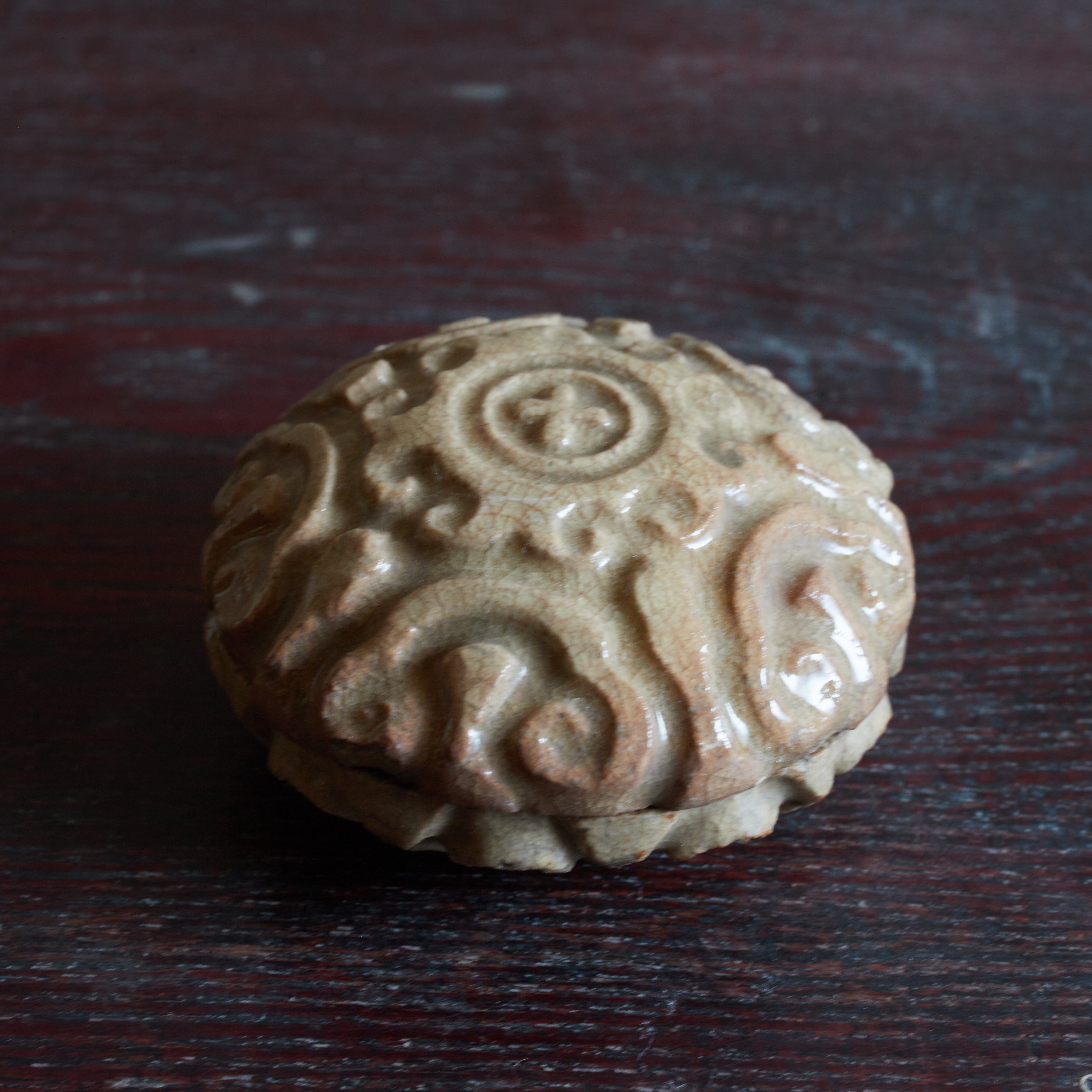 INCENSE CONTAINER, Ko-Hagi, ash-glazed, with scrollwork design, hidden christian, marked with a cross, Edo Period(1603–1867CE)