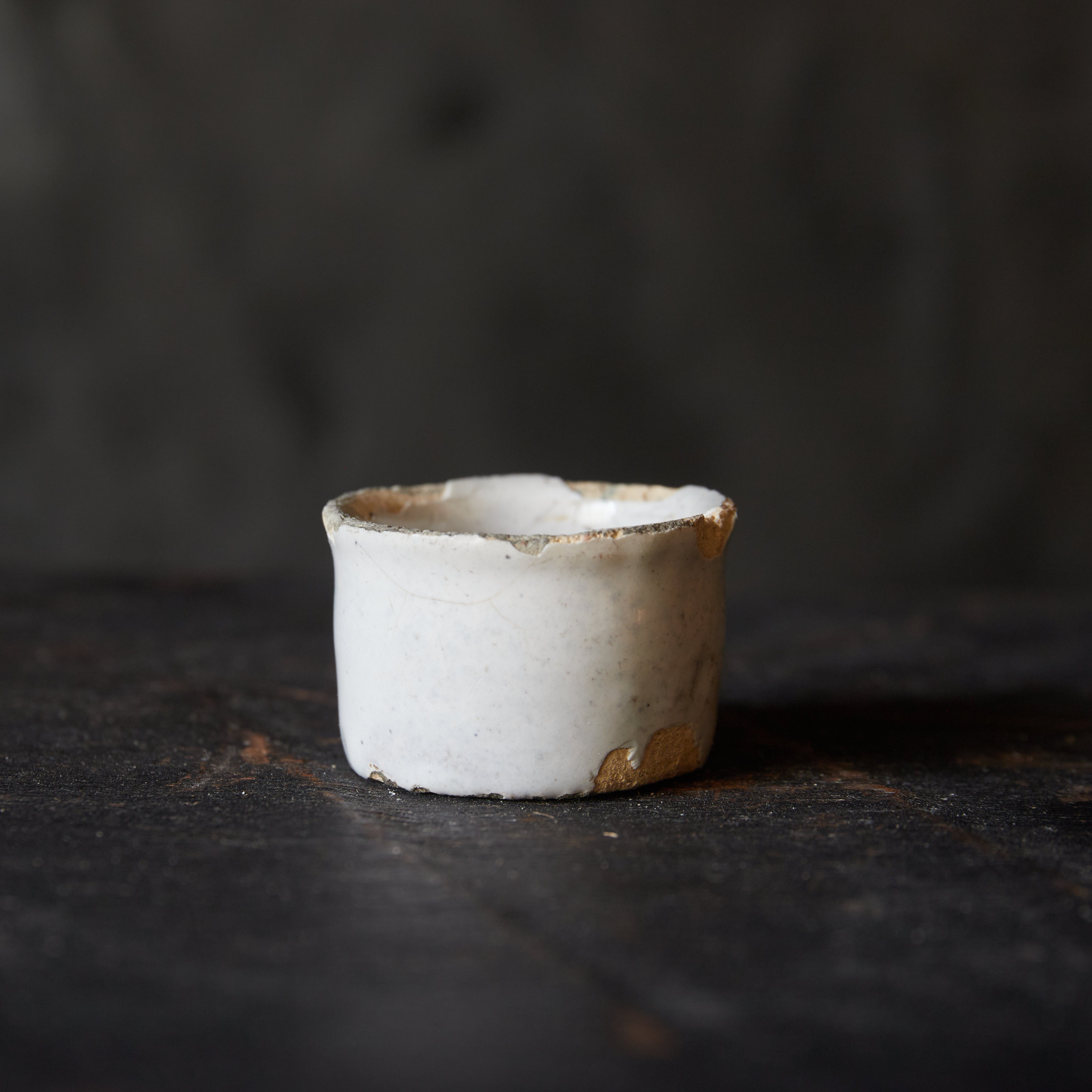 KLEINER BECHER, Delfter Ware, weiß glasiert, Niederländische Antiquität, Frühe Neuzeit(16.–19. Jahrhundert)