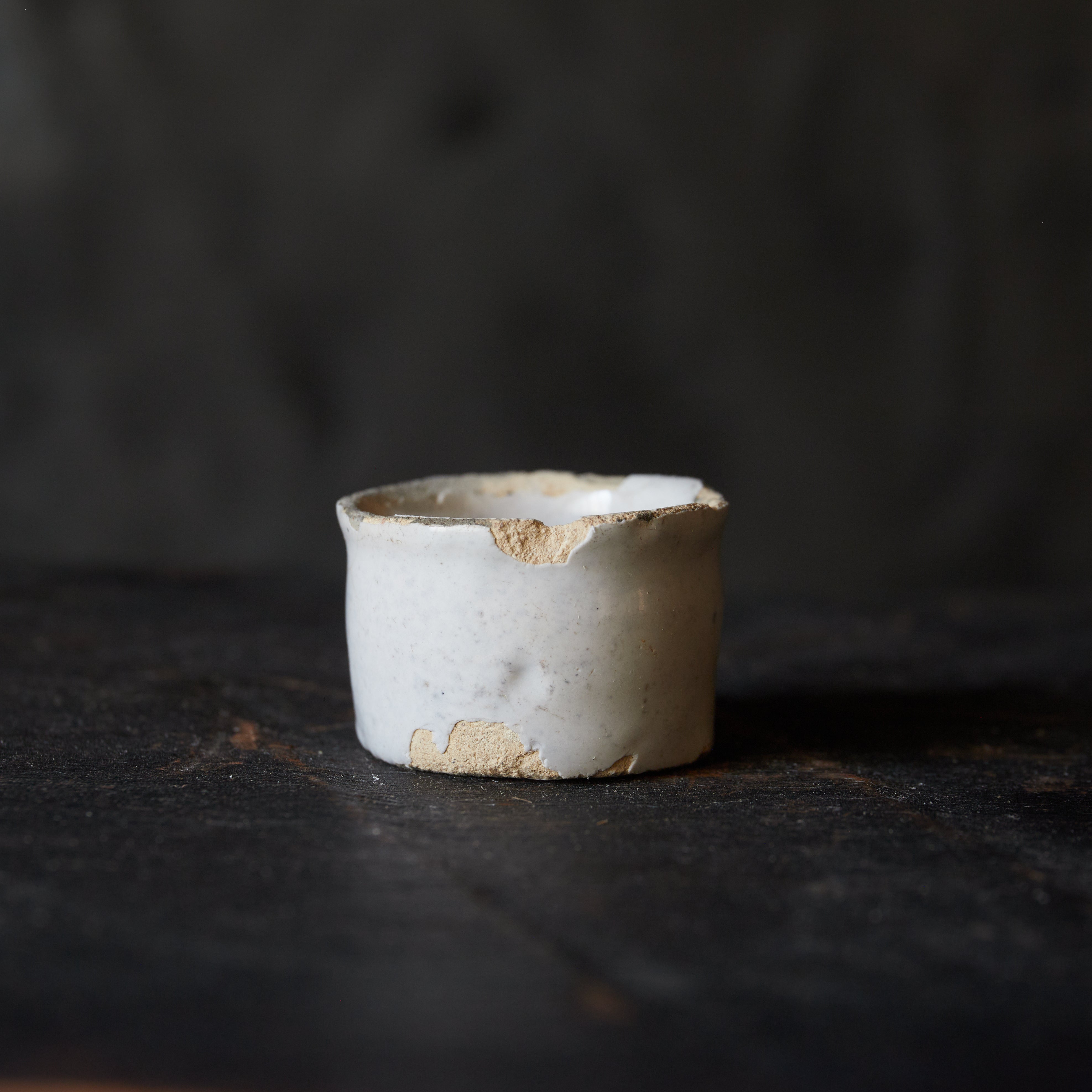 KLEINER BECHER, Delfter Ware, weiß glasiert, Niederländische Antiquität, Frühe Neuzeit(16.–19. Jahrhundert)
