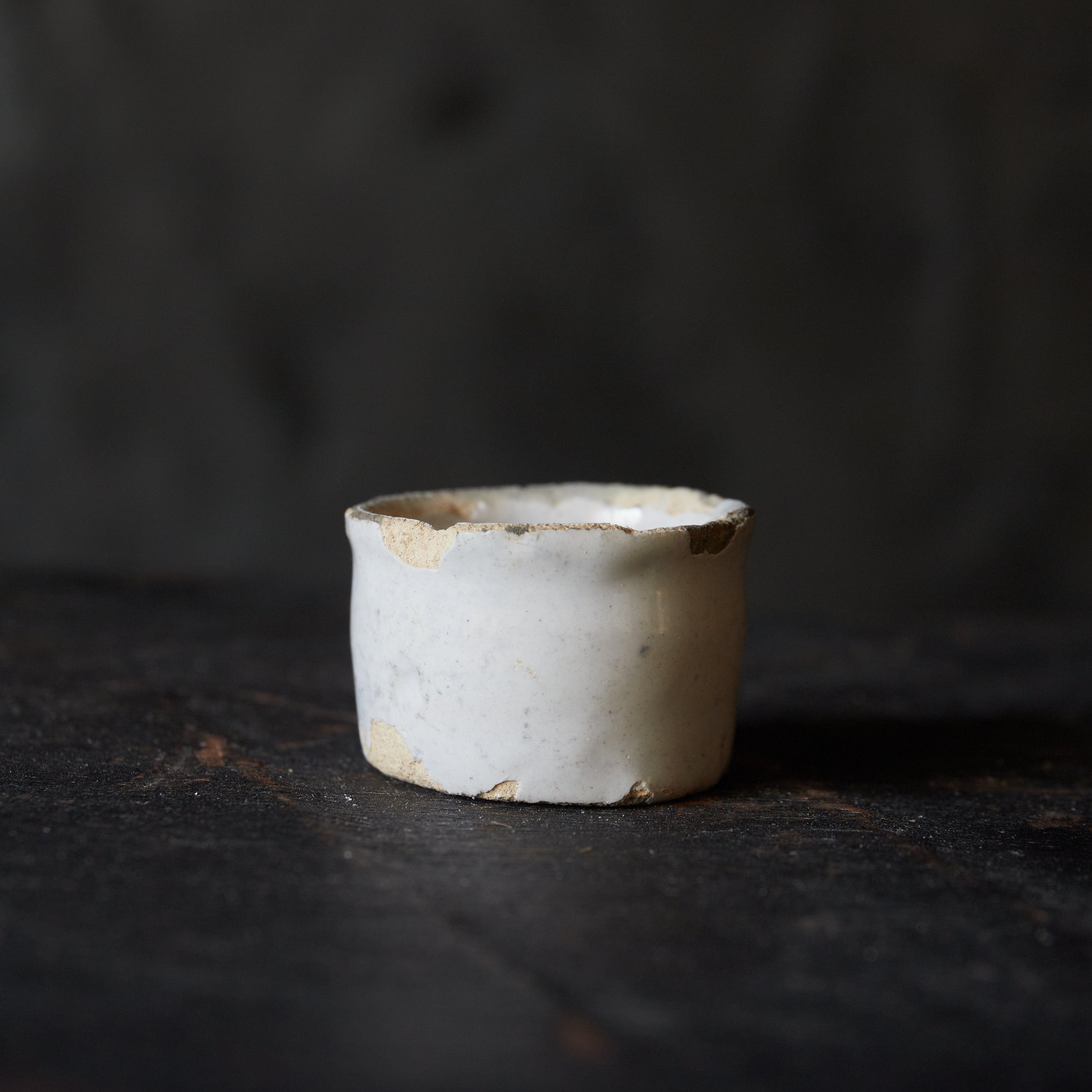 KLEINER BECHER, Delfter Ware, weiß glasiert, Niederländische Antiquität, Frühe Neuzeit(16.–19. Jahrhundert)