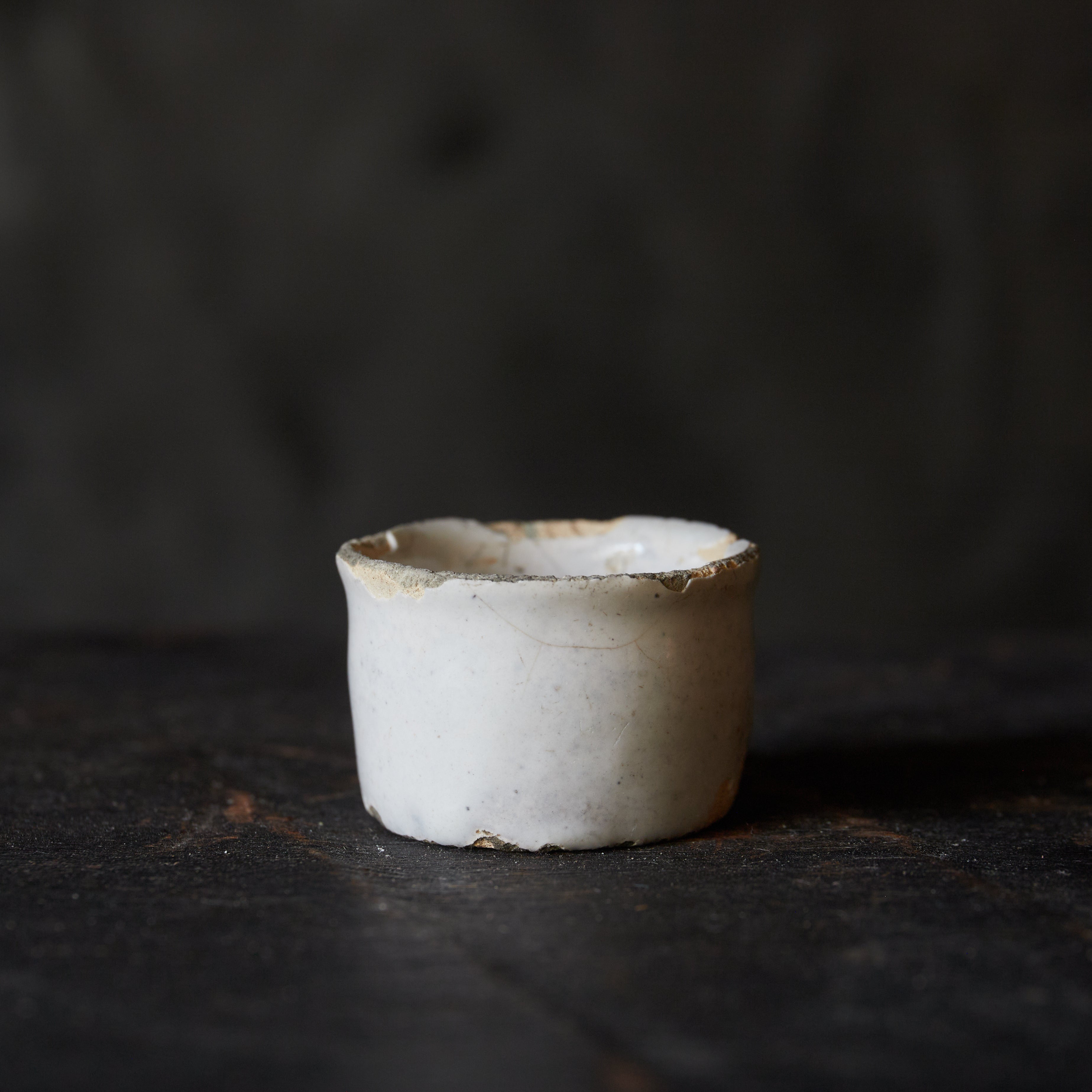 KLEINER BECHER, Delfter Ware, weiß glasiert, Niederländische Antiquität, Frühe Neuzeit(16.–19. Jahrhundert)