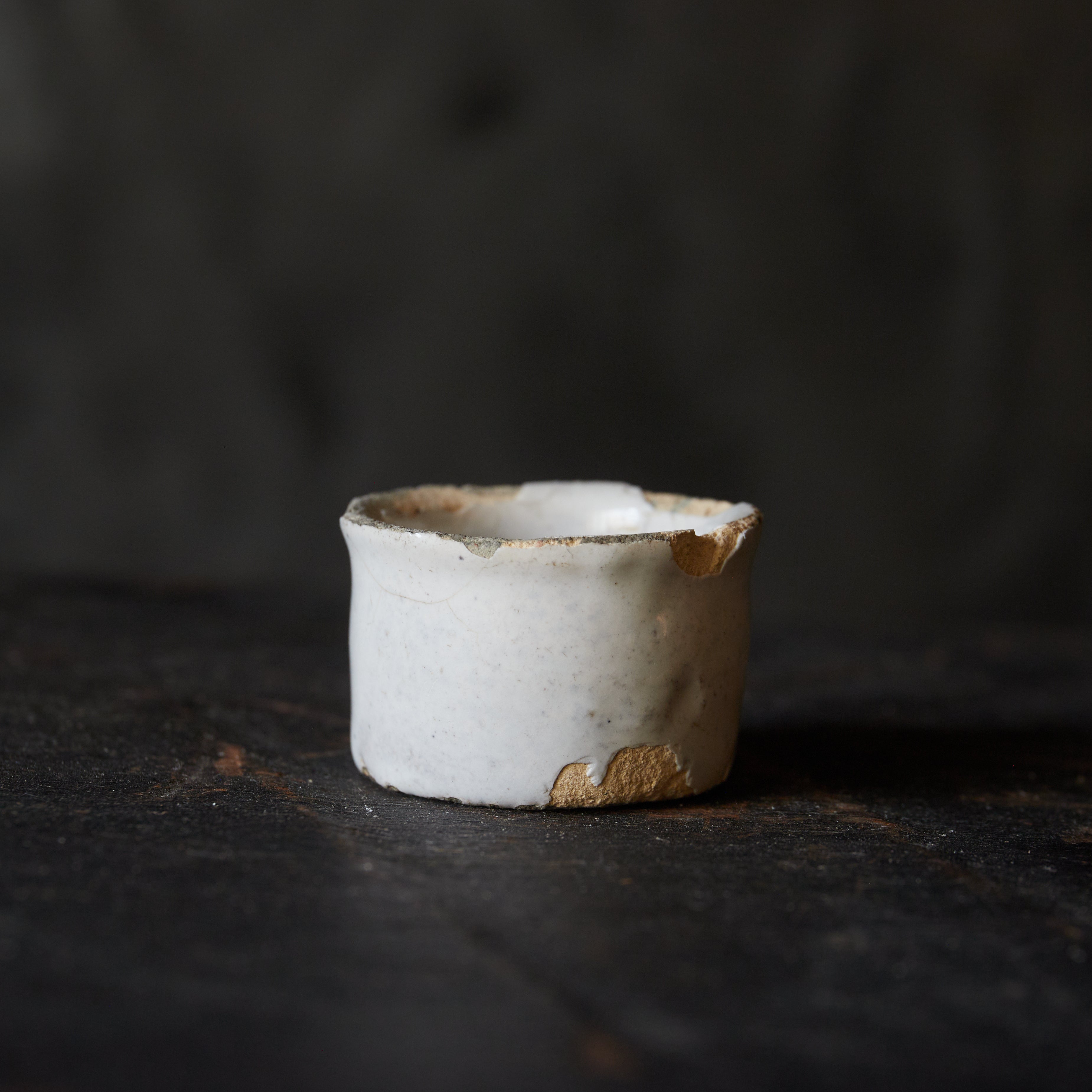 KLEINER BECHER, Delfter Ware, weiß glasiert, Niederländische Antiquität, Frühe Neuzeit(16.–19. Jahrhundert)