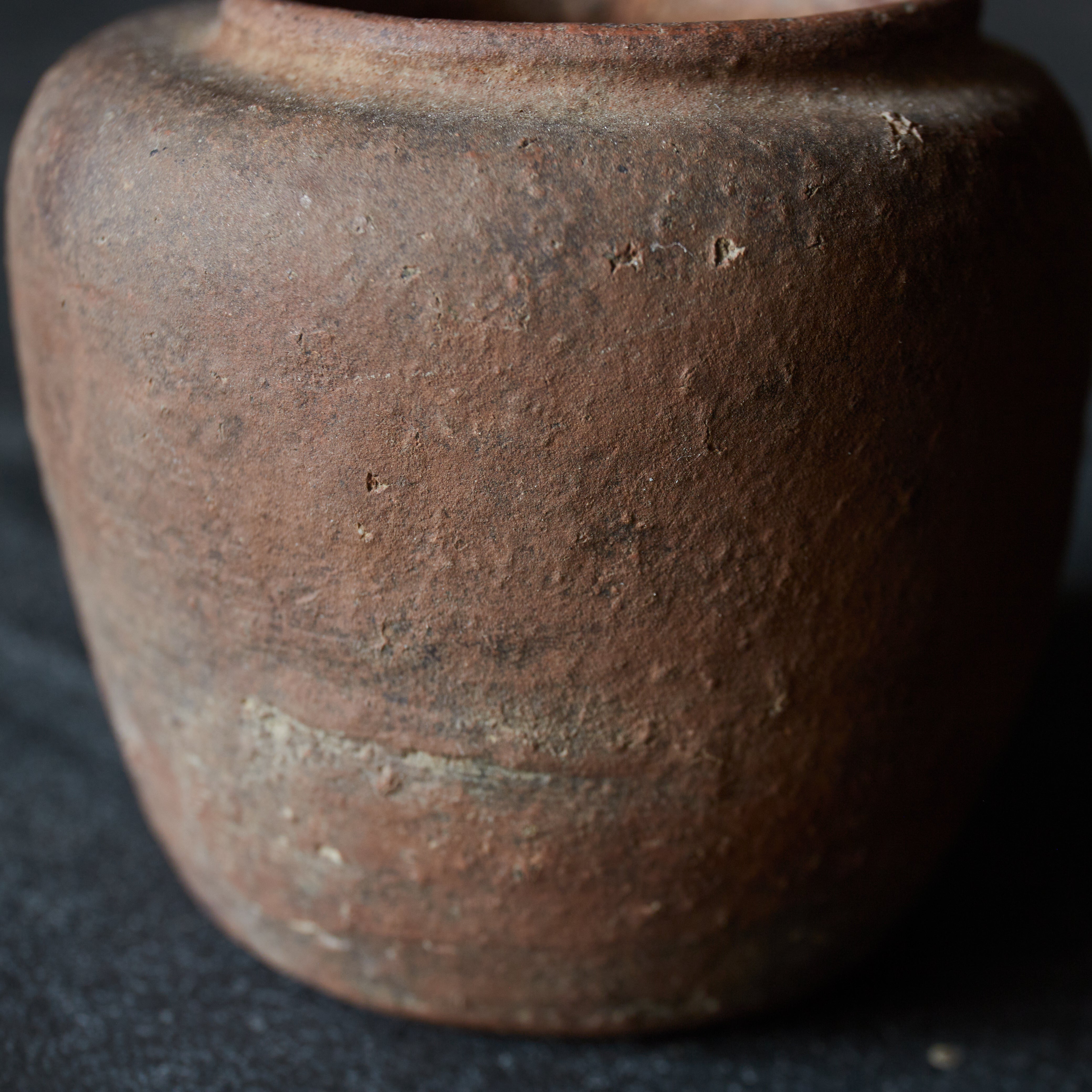 JARRA DEFORMADA PEQUEÑA, Bizen, Período Azuchi-Momoyama–Edo(1573–1867 d. C.)
