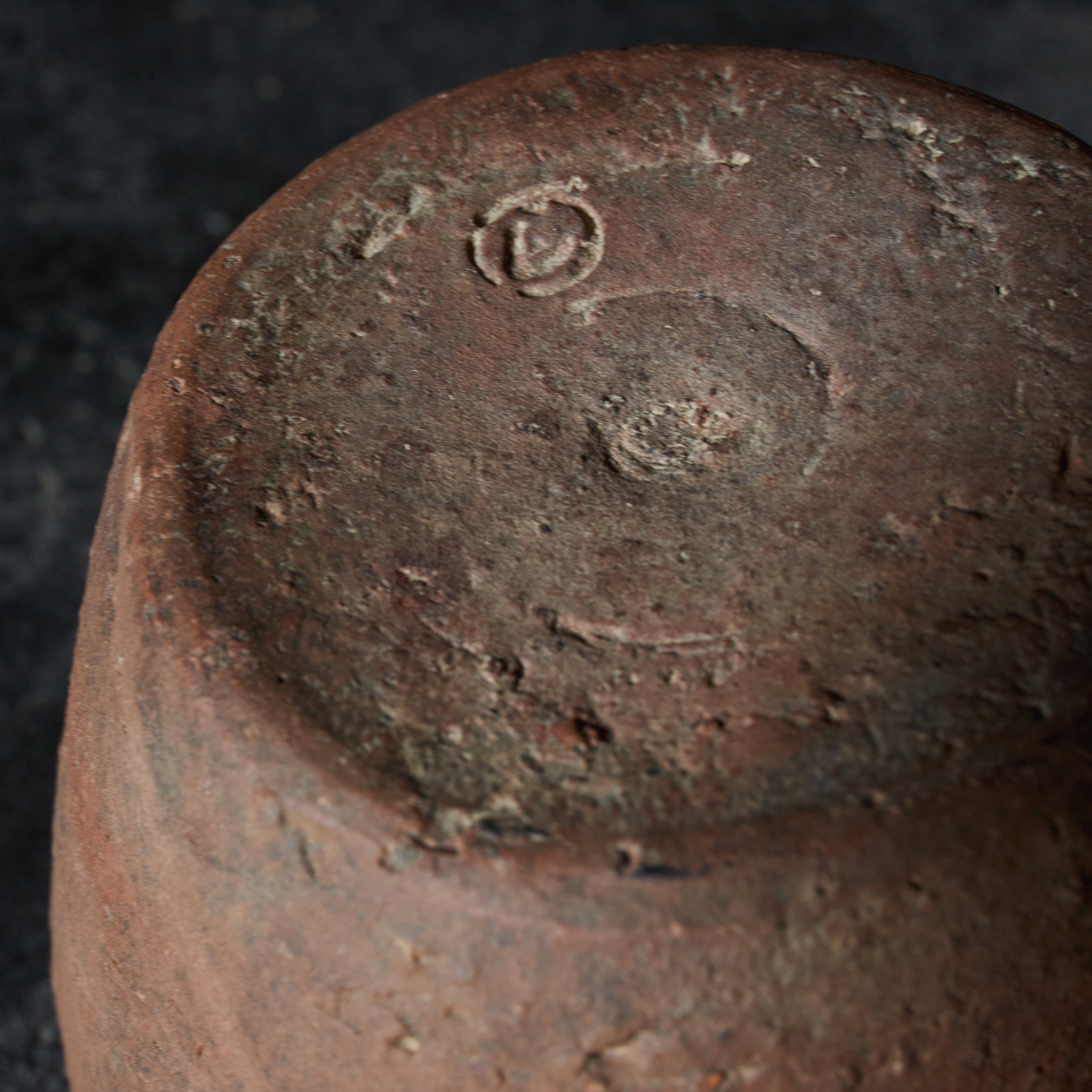 JARRA DEFORMADA PEQUEÑA, Bizen, Período Azuchi-Momoyama–Edo(1573–1867 d. C.)