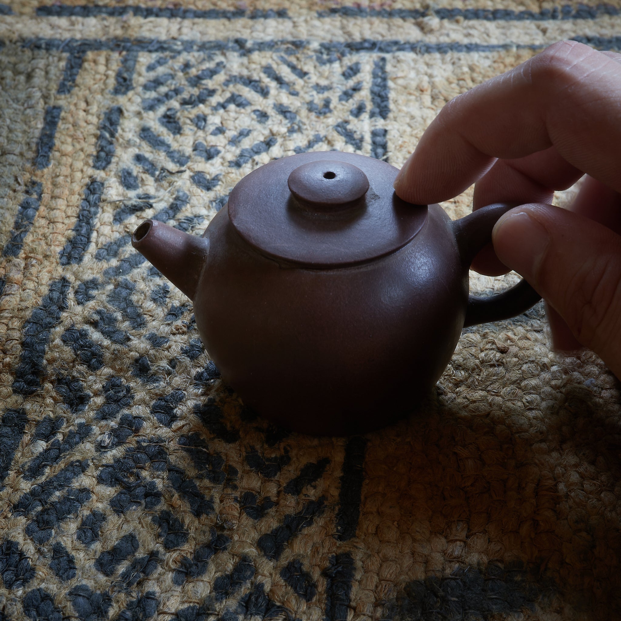 清代 朱泥急須 具輪珠(ぐりんだま)(1616–1911CE)