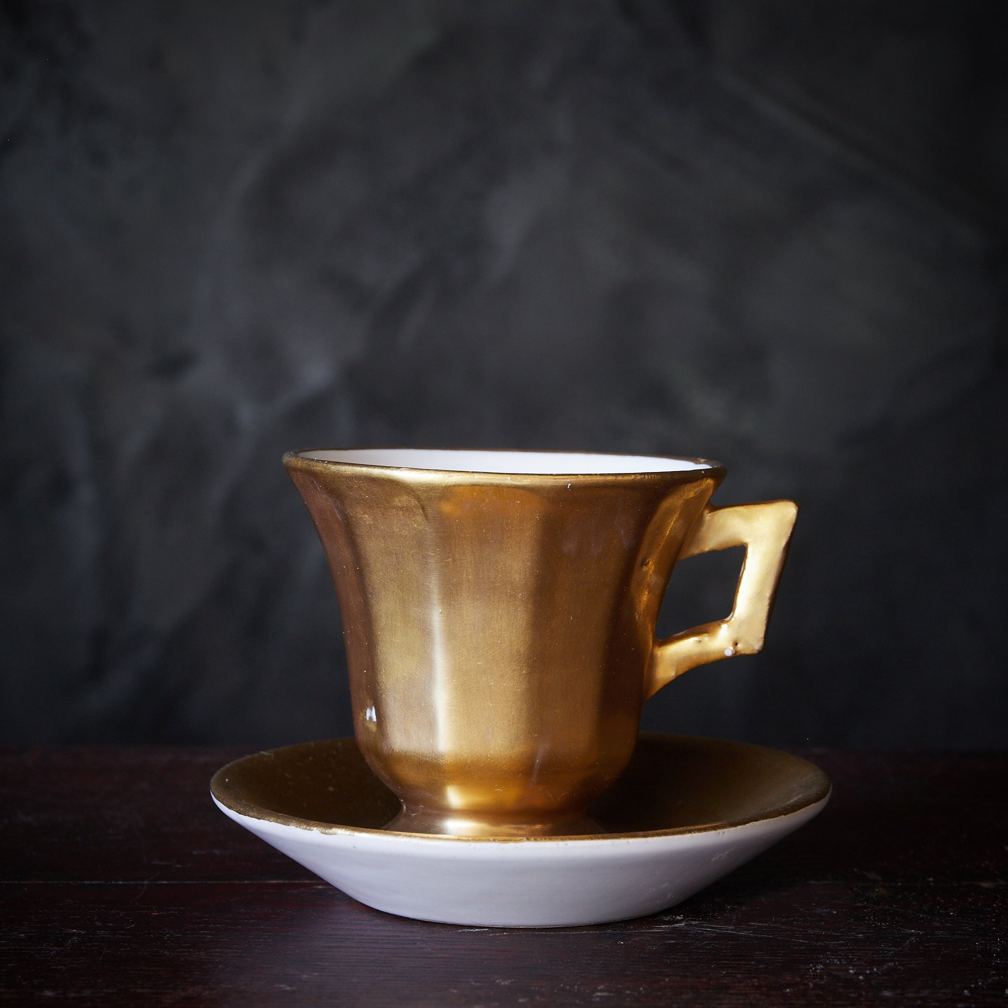 TASSE UND UNTERTASSE, Goldverzierte, Hergestellt von Emile Tessier, Französische Antiquität, Moderne(19.–20. Jahrhundert)