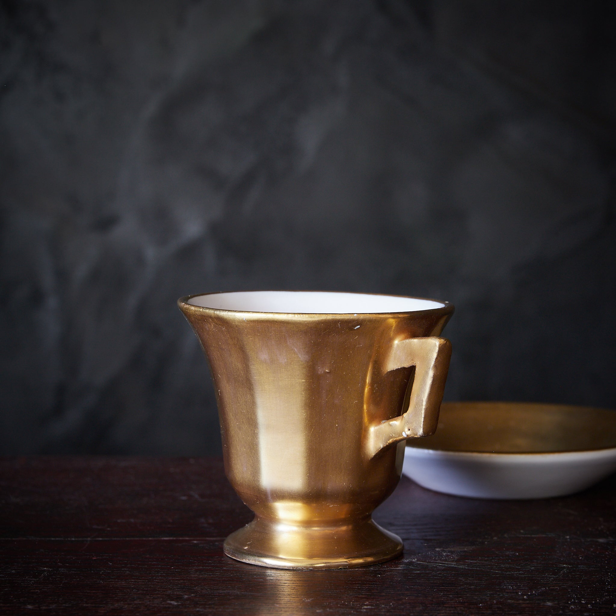 TASSE UND UNTERTASSE, Goldverzierte, Hergestellt von Emile Tessier, Französische Antiquität, Moderne(19.–20. Jahrhundert)