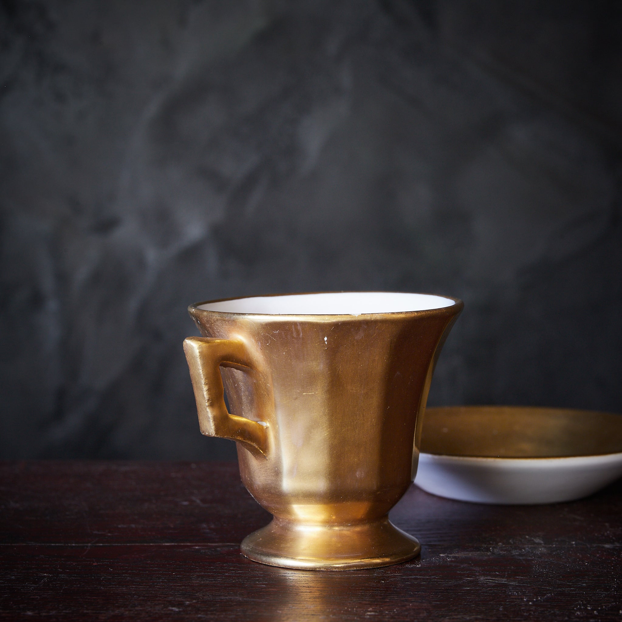 TASSE UND UNTERTASSE, Goldverzierte, Hergestellt von Emile Tessier, Französische Antiquität, Moderne(19.–20. Jahrhundert)