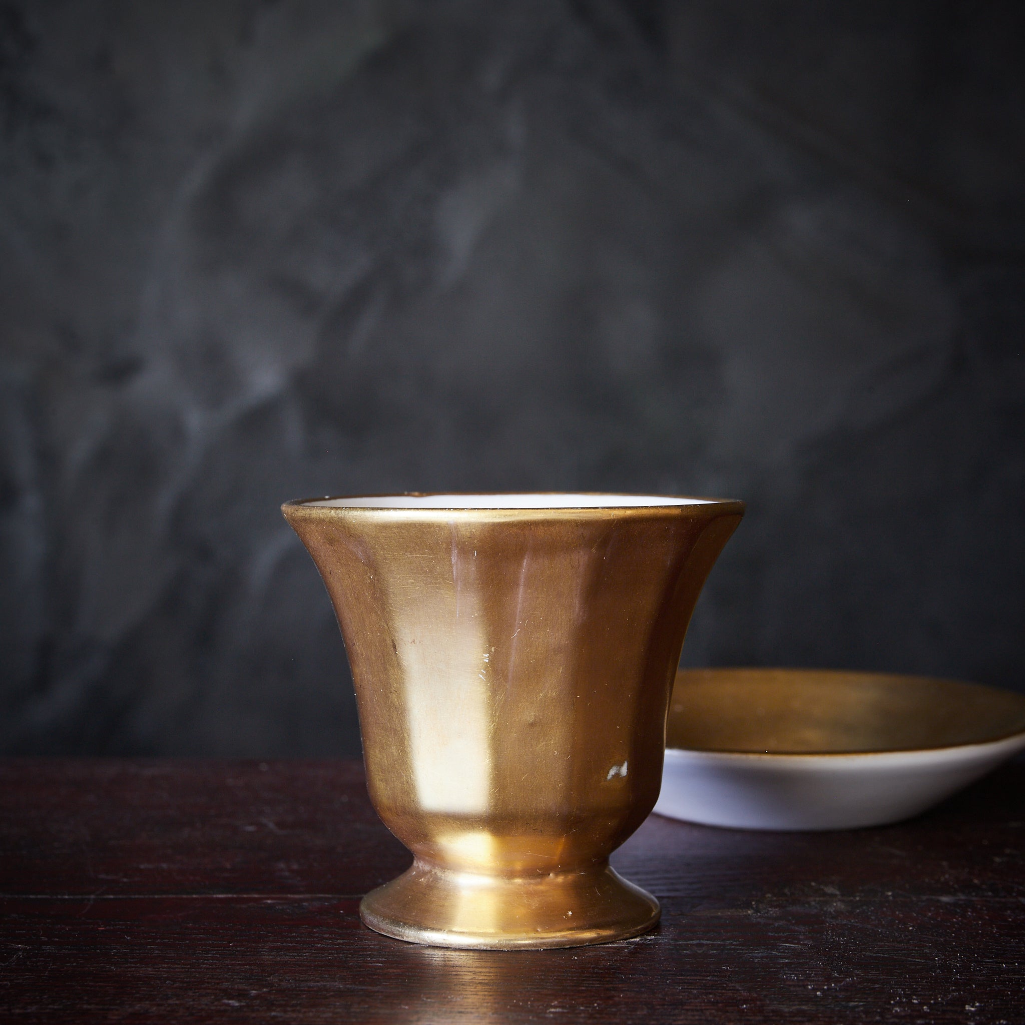 TASSE UND UNTERTASSE, Goldverzierte, Hergestellt von Emile Tessier, Französische Antiquität, Moderne(19.–20. Jahrhundert)