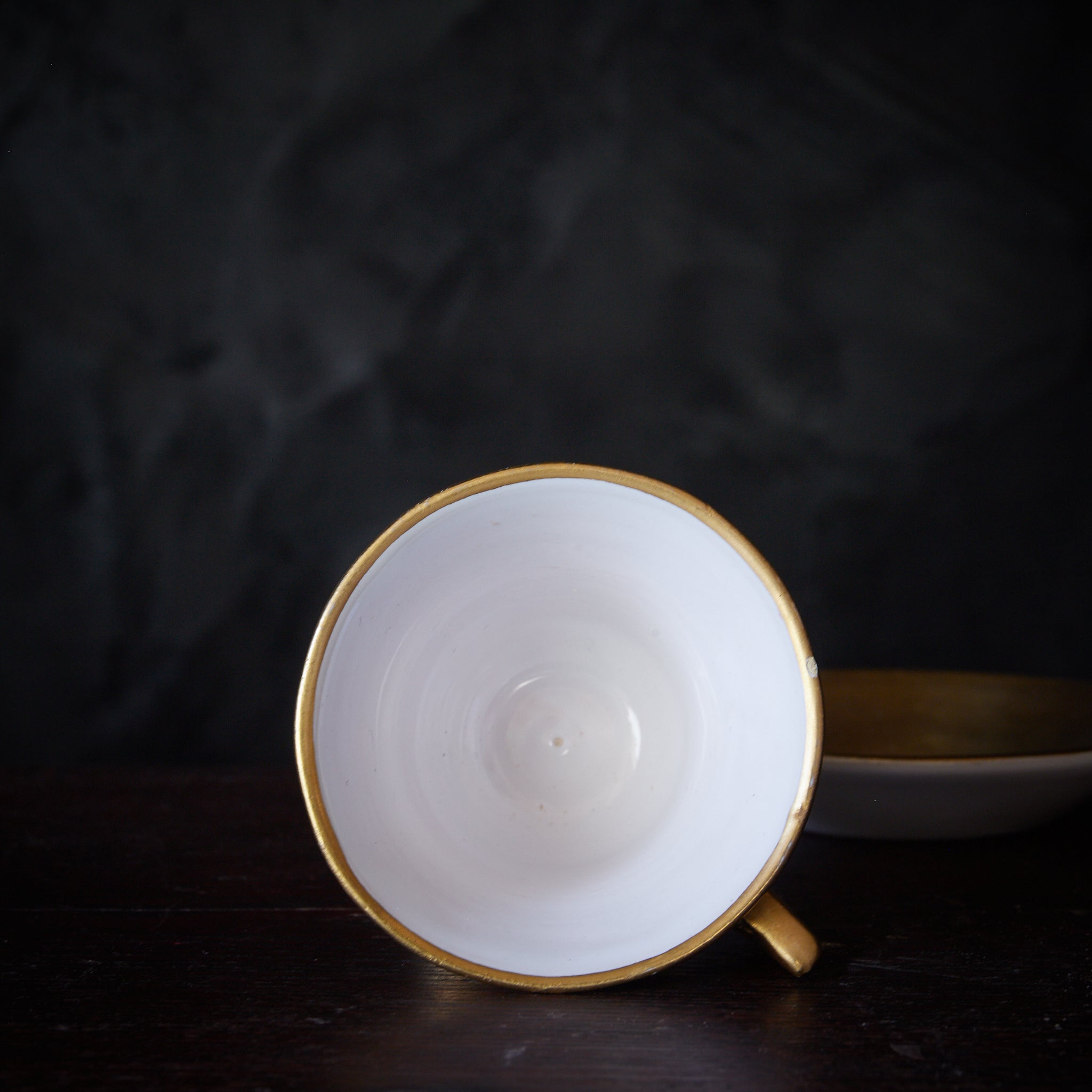 TASSE UND UNTERTASSE, Goldverzierte, Hergestellt von Emile Tessier, Französische Antiquität, Moderne(19.–20. Jahrhundert)