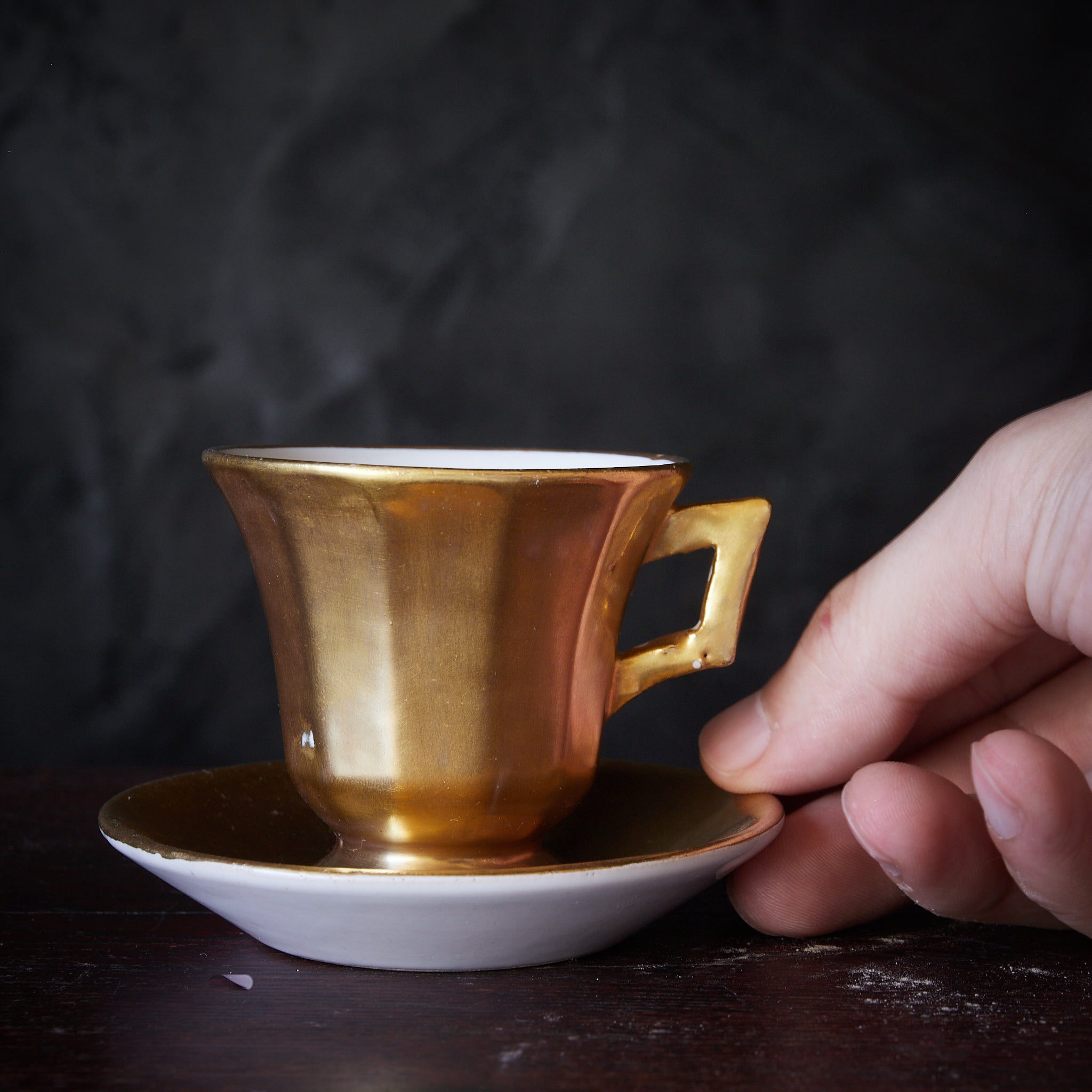 TASSE UND UNTERTASSE, Goldverzierte, Hergestellt von Emile Tessier, Französische Antiquität, Moderne(19.–20. Jahrhundert)