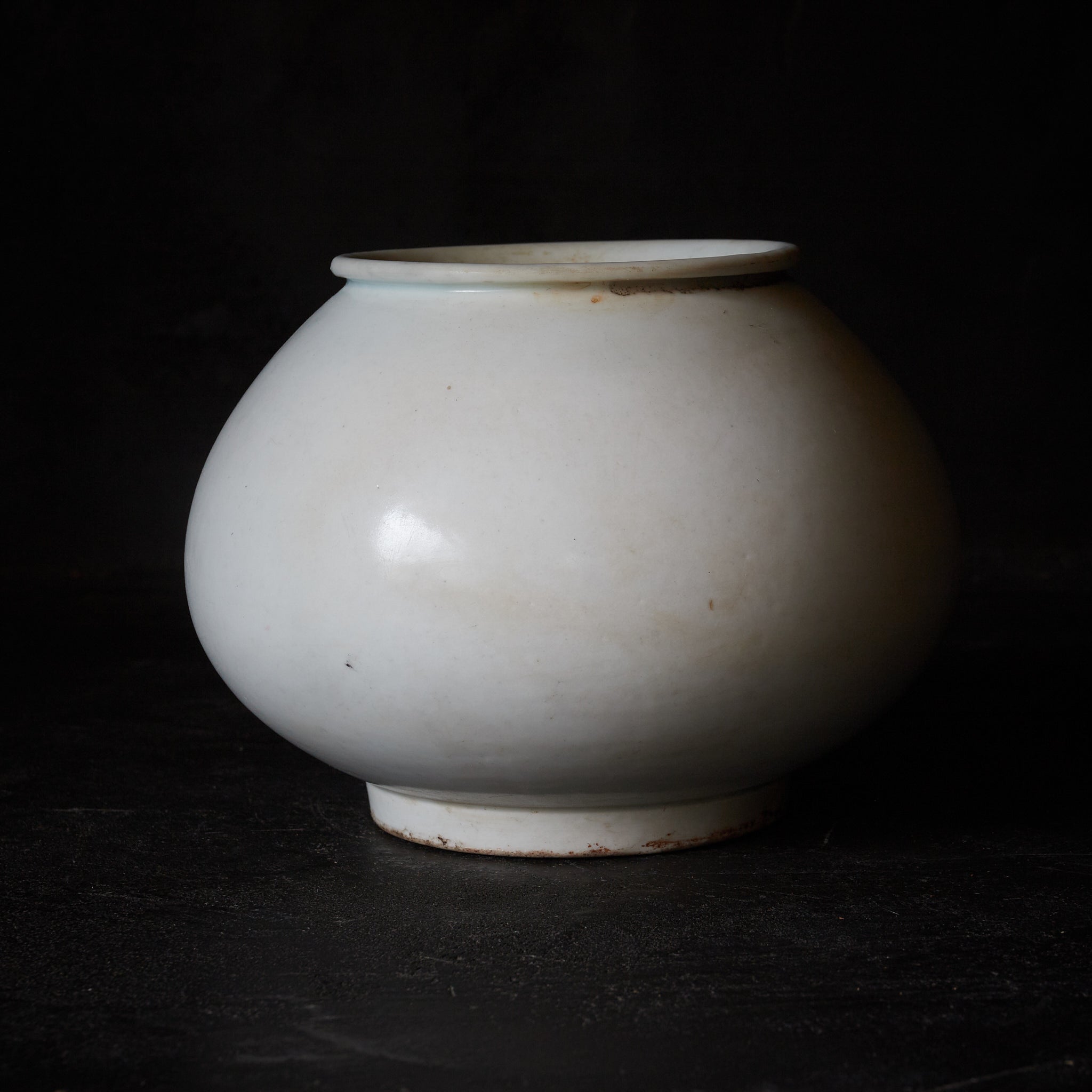 POT GLOBULAIRE, Porcelaine blanche, Avec boîte en bois, Dynastie Joseon(1392–1897 apr. J.-C.)
