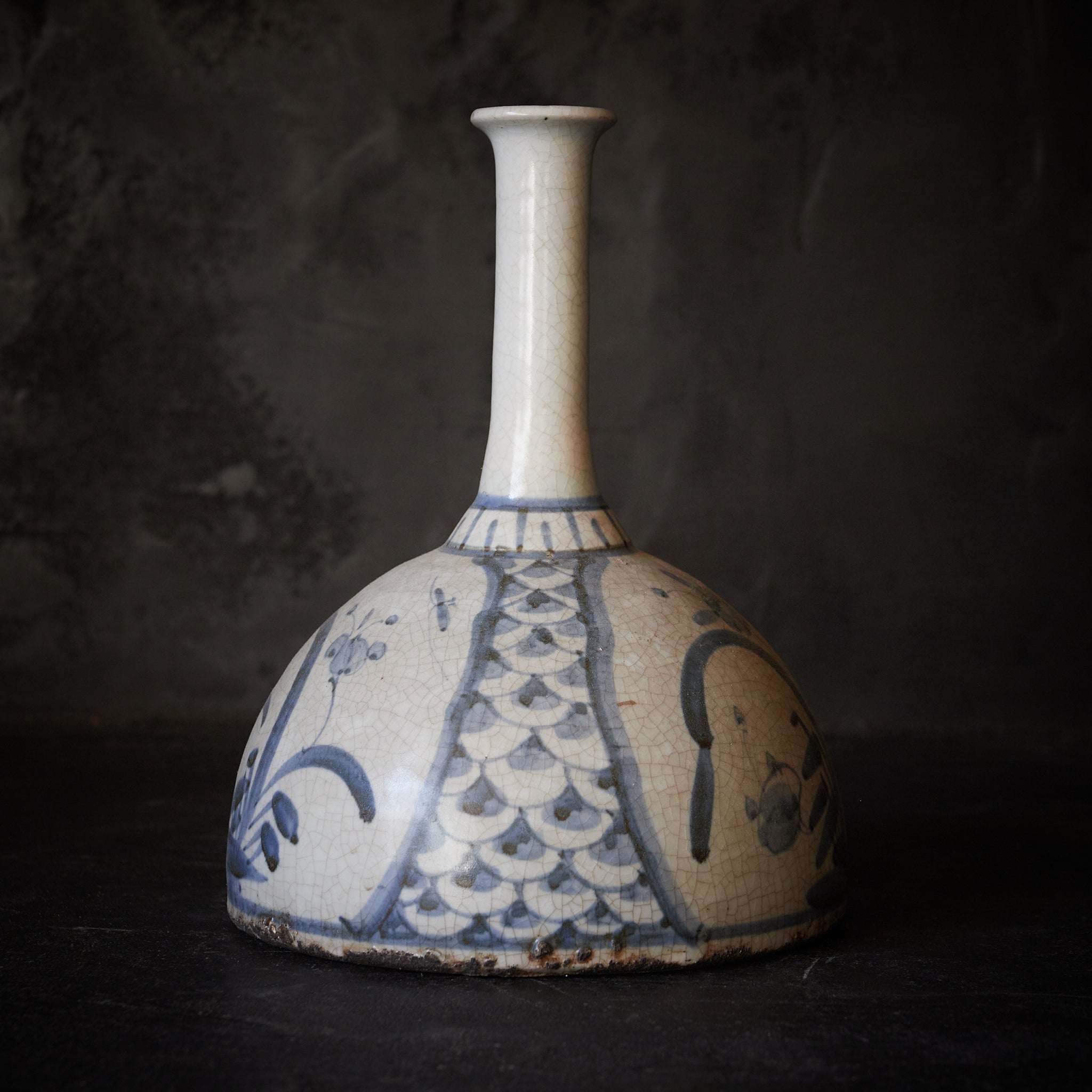 FRASCO DE SAKE, Ko-Imari, con azul bajo cubierta diseño de libélula y flor, Período Edo(1603–1867 d. C.)