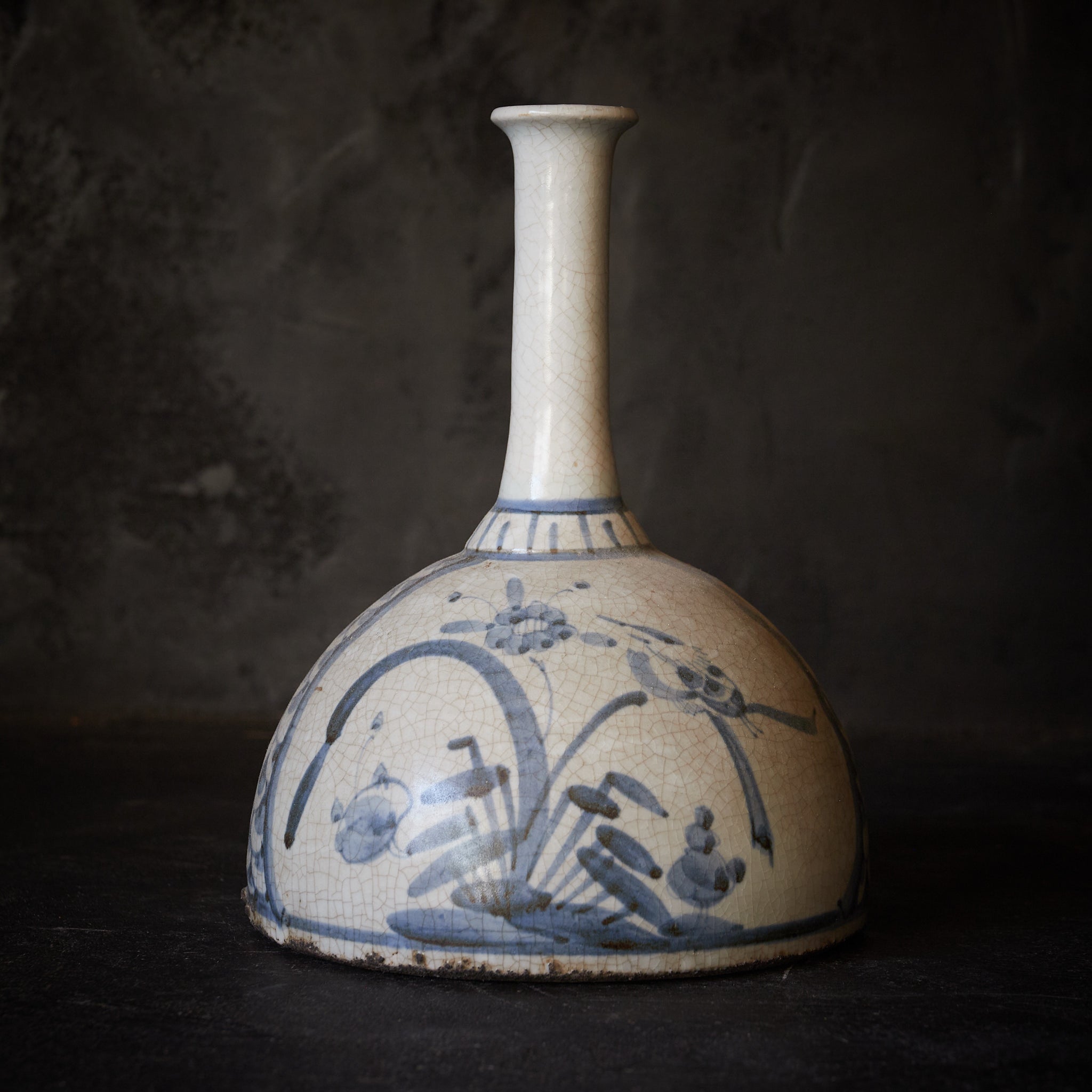 FRASCO DE SAKE, Ko-Imari, con azul bajo cubierta diseño de libélula y flor, Período Edo(1603–1867 d. C.)