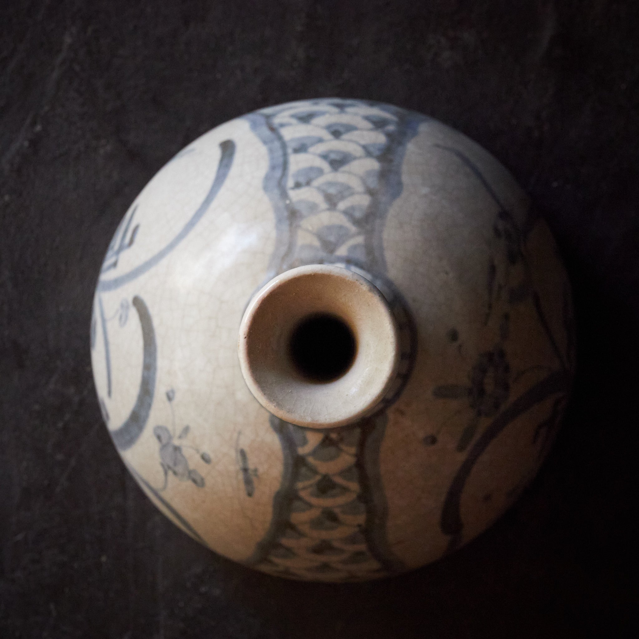 FRASCO DE SAKE, Ko-Imari, con azul bajo cubierta diseño de libélula y flor, Período Edo(1603–1867 d. C.)