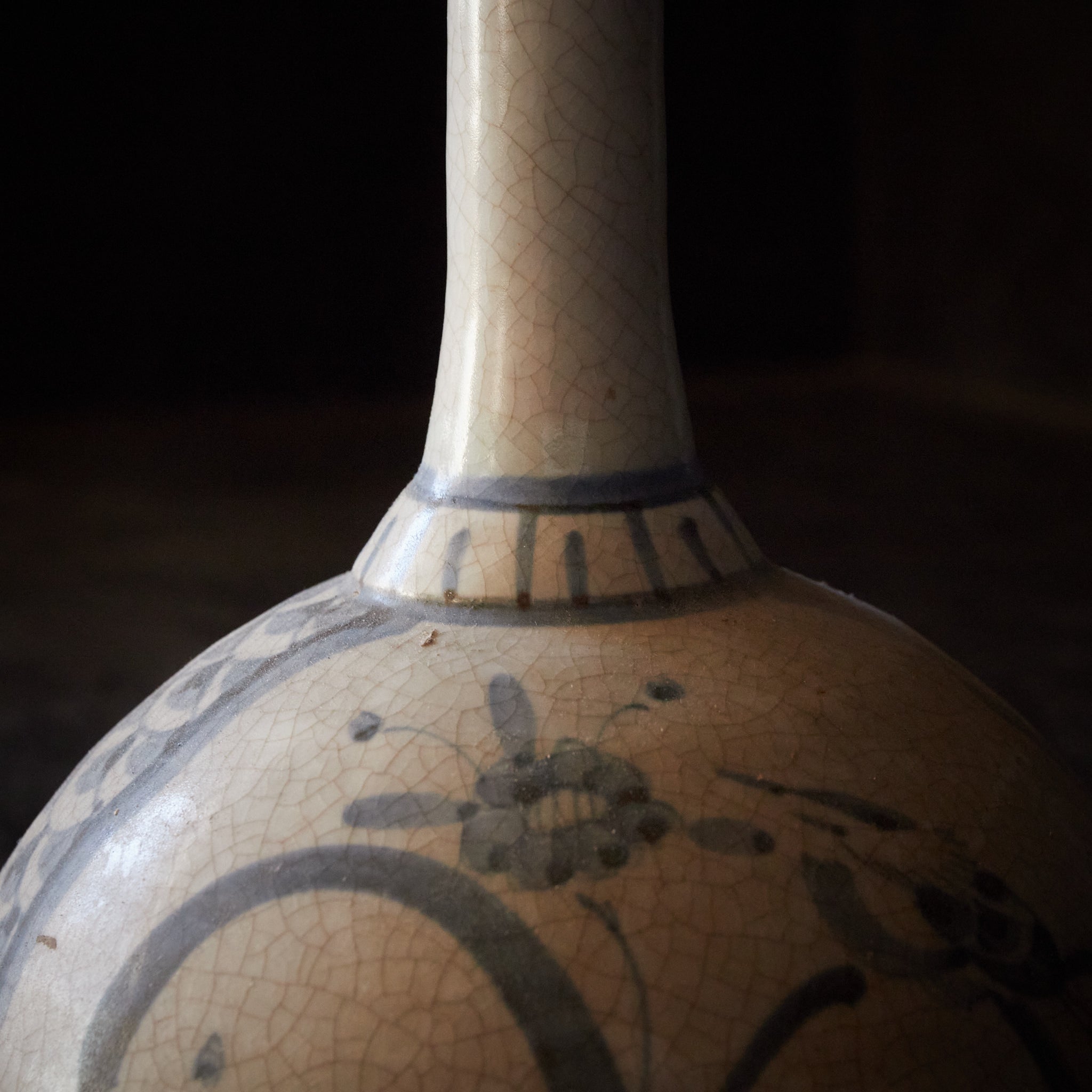 FRASCO DE SAKE, Ko-Imari, con azul bajo cubierta diseño de libélula y flor, Período Edo(1603–1867 d. C.)