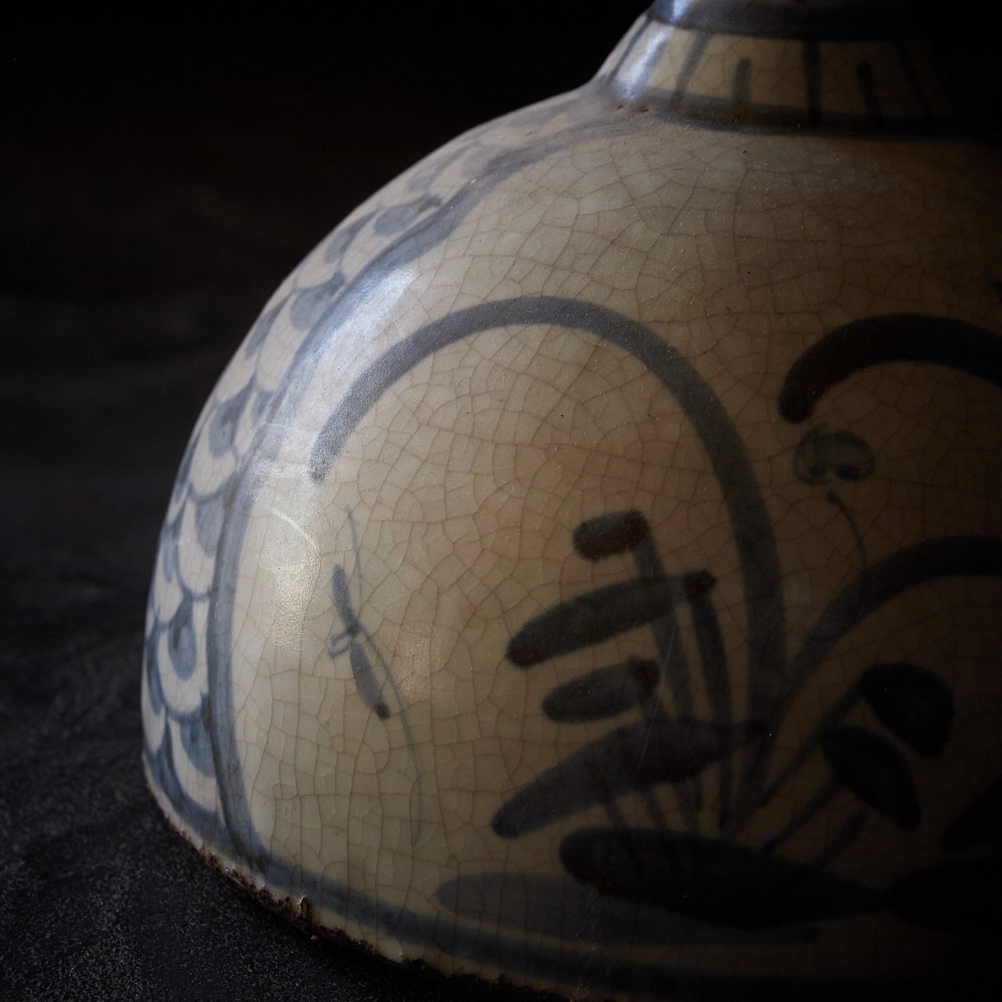 FRASCO DE SAKE, Ko-Imari, con azul bajo cubierta diseño de libélula y flor, Período Edo(1603–1867 d. C.)
