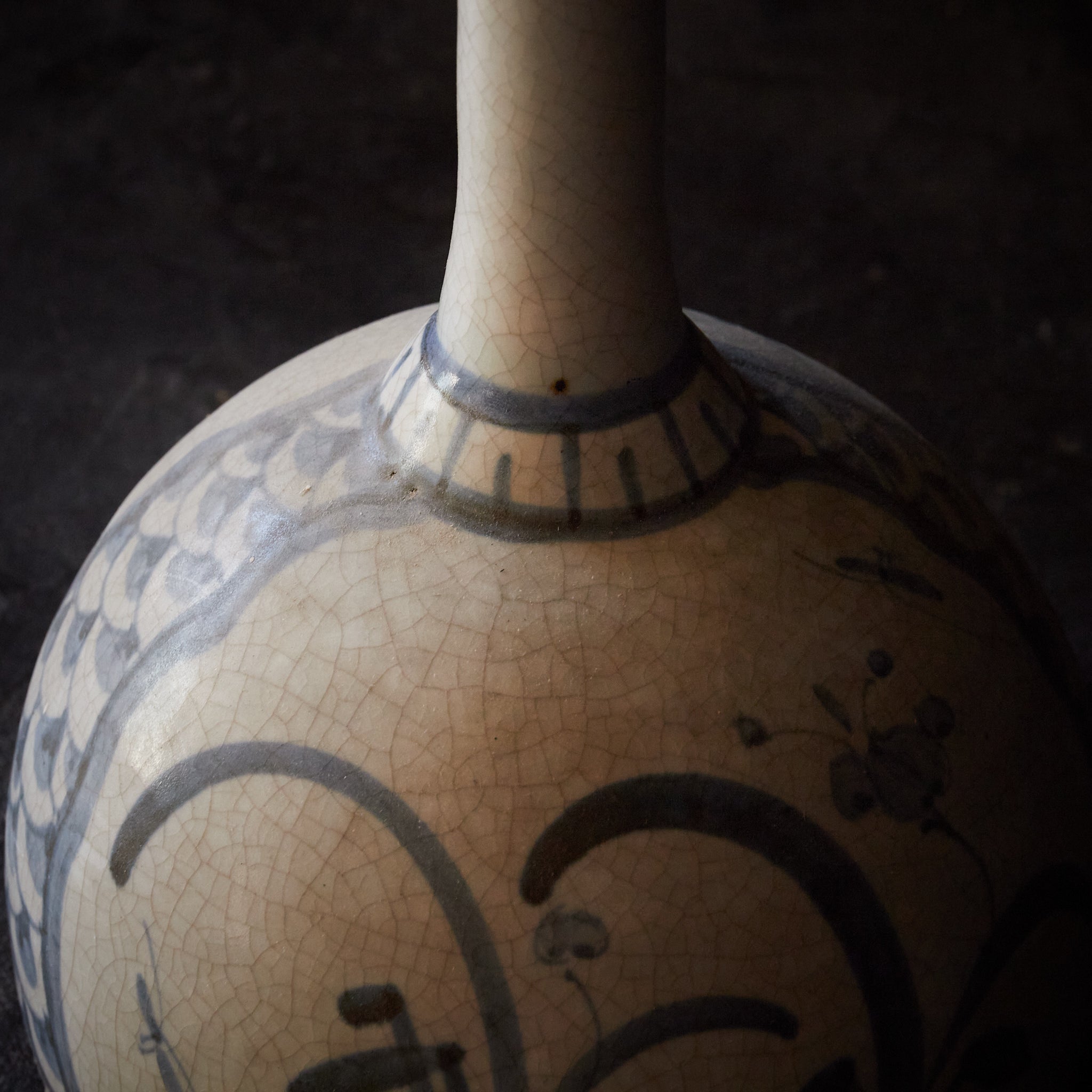 FRASCO DE SAKE, Ko-Imari, con azul bajo cubierta diseño de libélula y flor, Período Edo(1603–1867 d. C.)