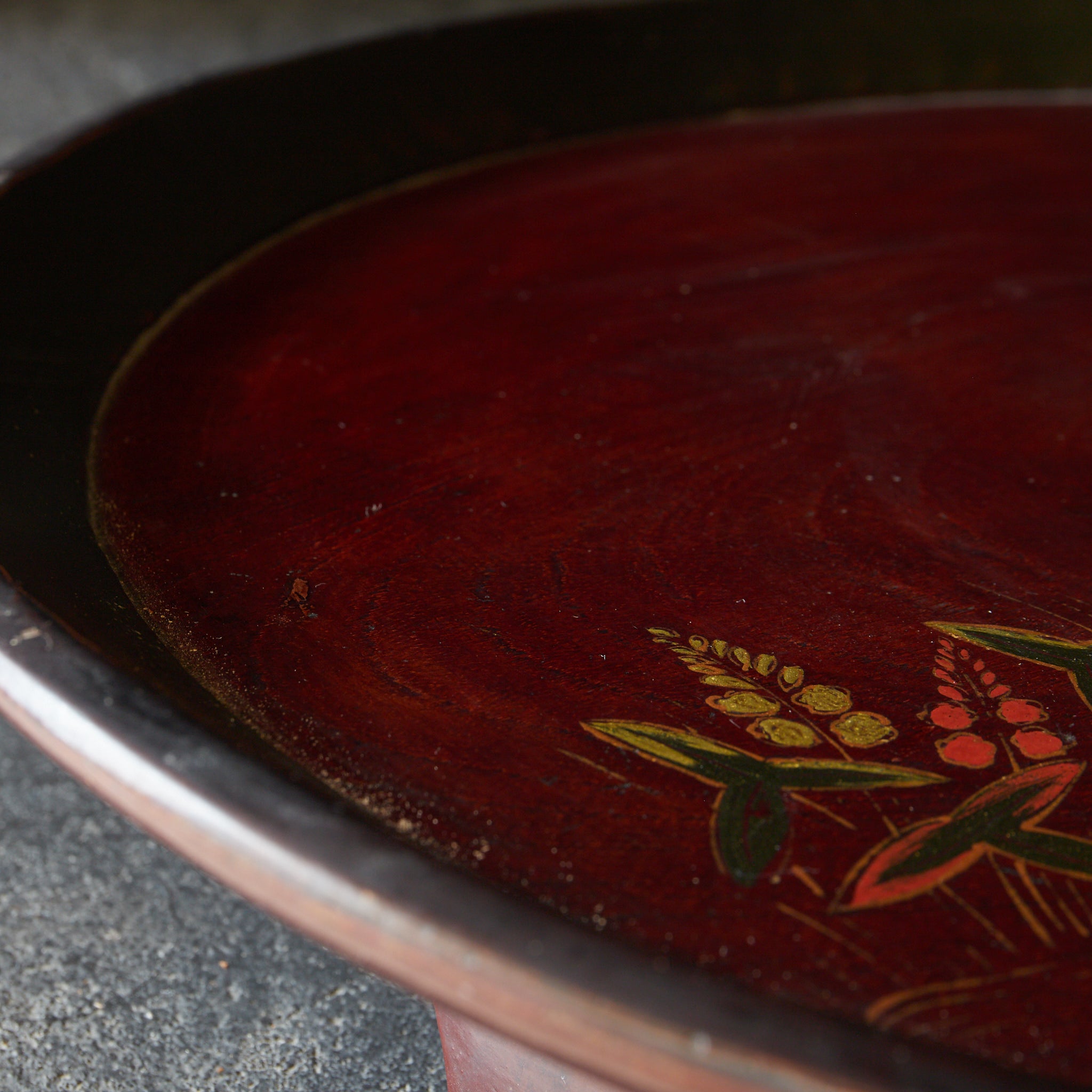 BANDEJA CON PIES, Pintada a la laca con diseño de hierba de bambú, Período Edo(1603–1867 d. C.)