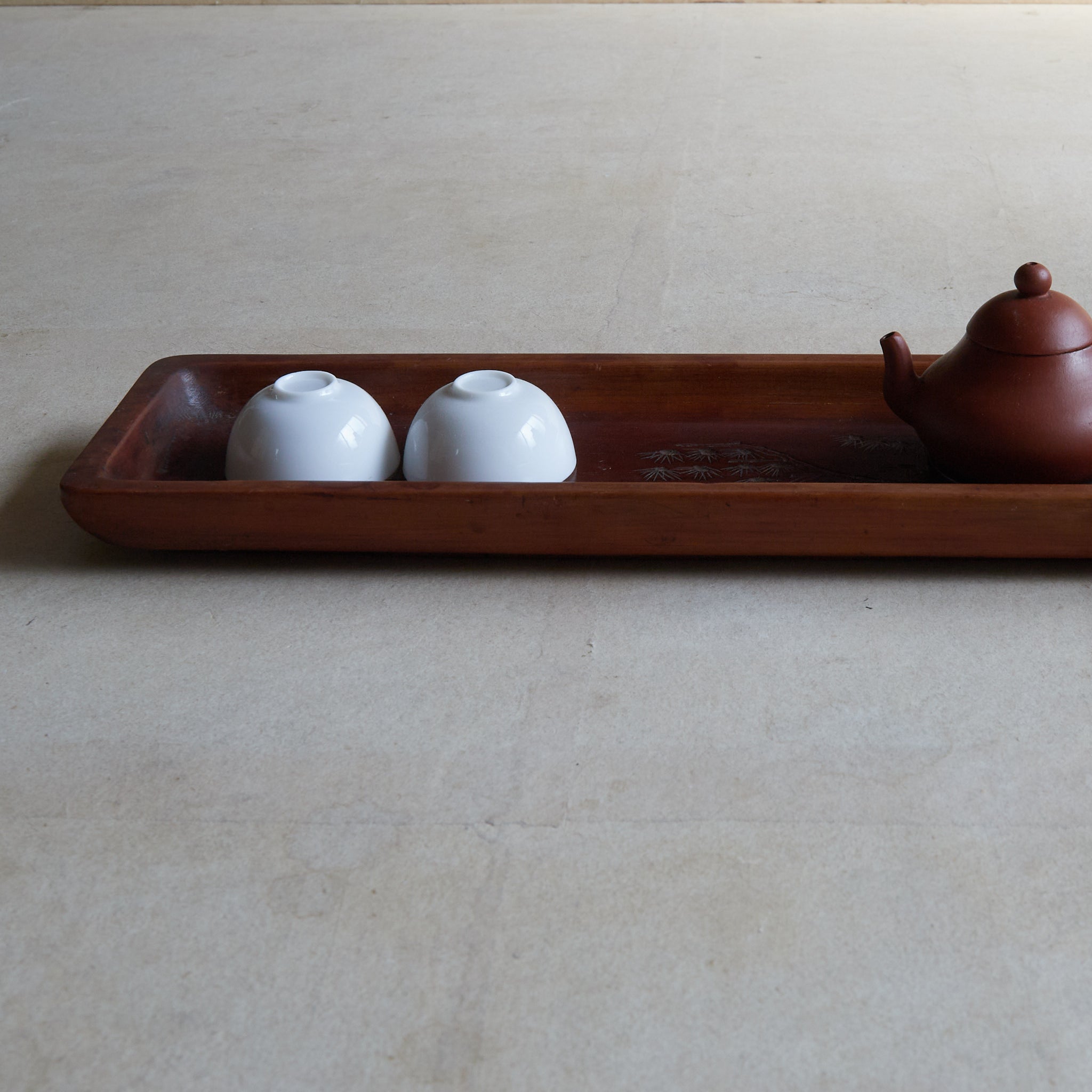 BANDEJA RECTANGULAR DE MADERA, Tallada con diseño de pino, Período Edo–Meiji(1603–1912 d. C.)