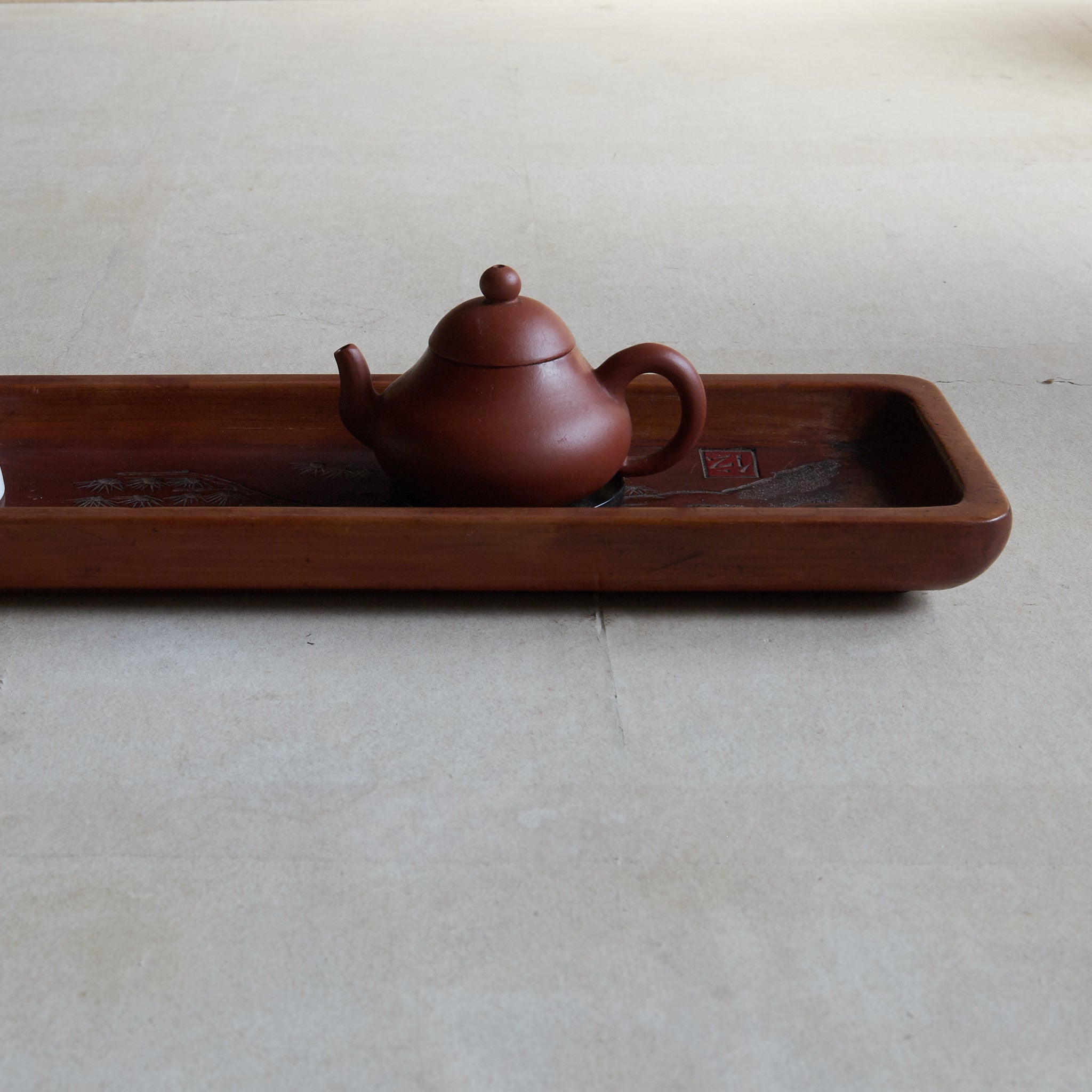 BANDEJA RECTANGULAR DE MADERA, Tallada con diseño de pino, Período Edo–Meiji(1603–1912 d. C.)