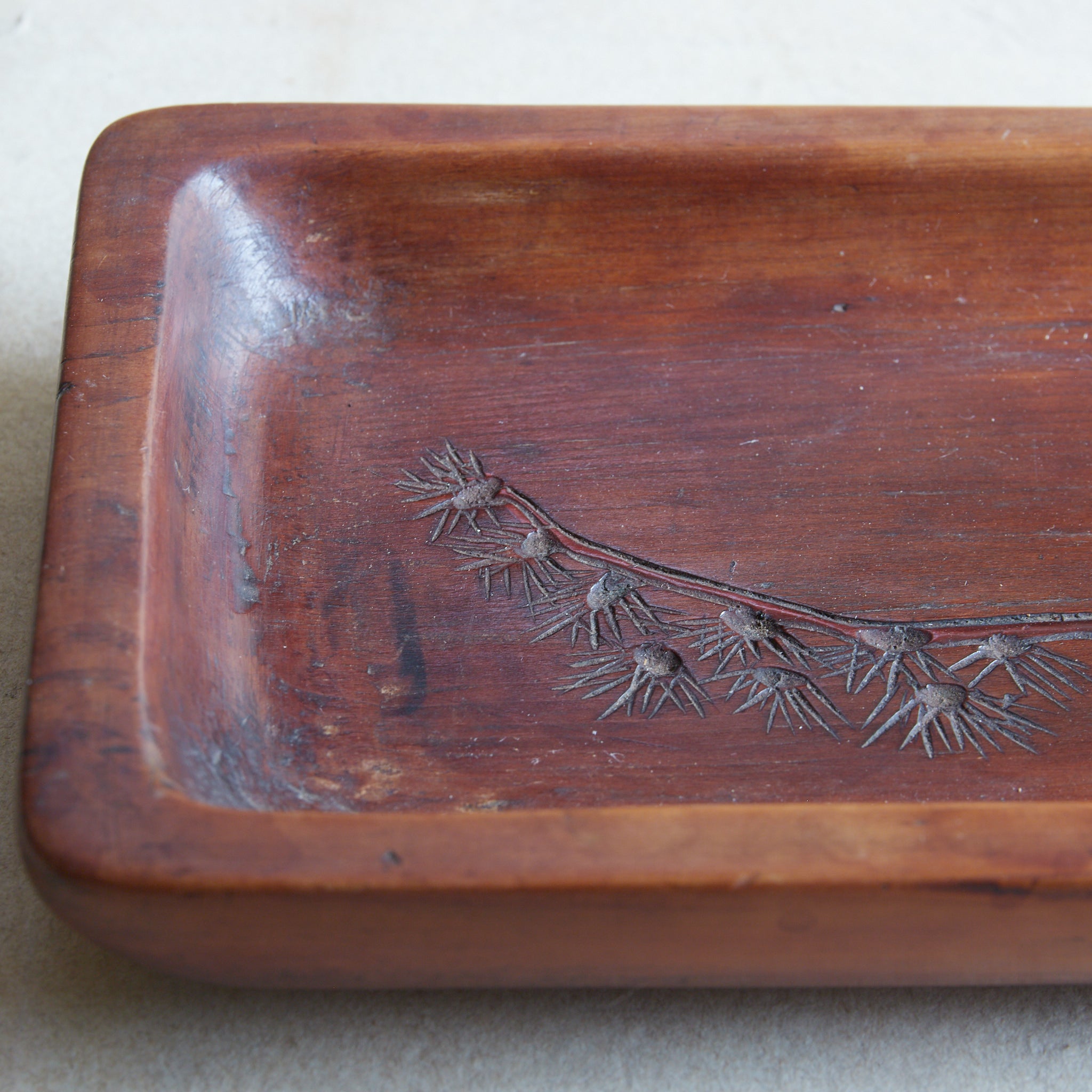 BANDEJA RECTANGULAR DE MADERA, Tallada con diseño de pino, Período Edo–Meiji(1603–1912 d. C.)