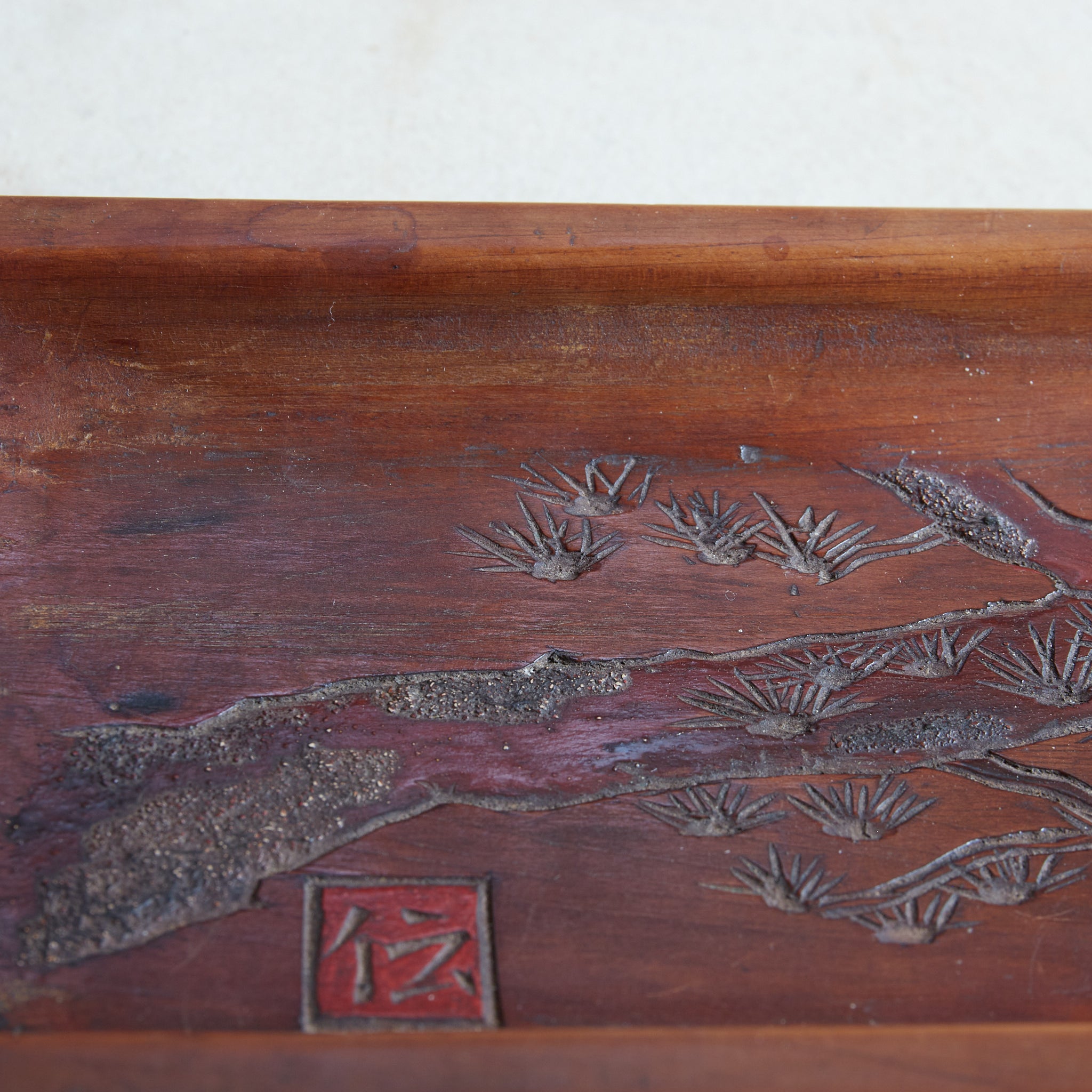 BANDEJA RECTANGULAR DE MADERA, Tallada con diseño de pino, Período Edo–Meiji(1603–1912 d. C.)