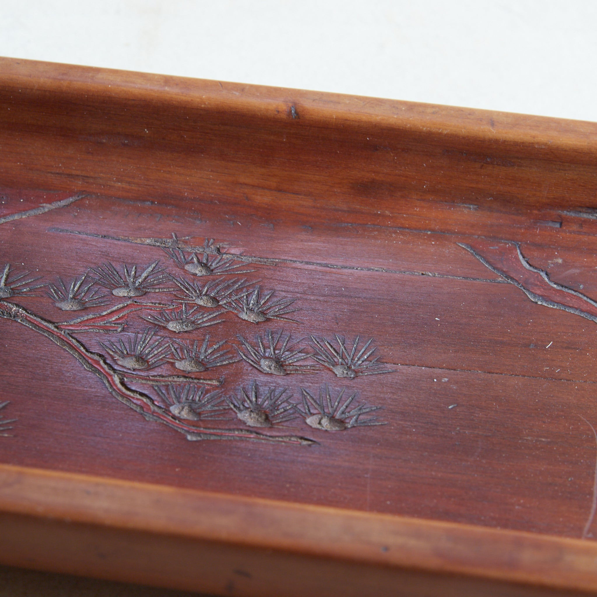 BANDEJA RECTANGULAR DE MADERA, Tallada con diseño de pino, Período Edo–Meiji(1603–1912 d. C.)