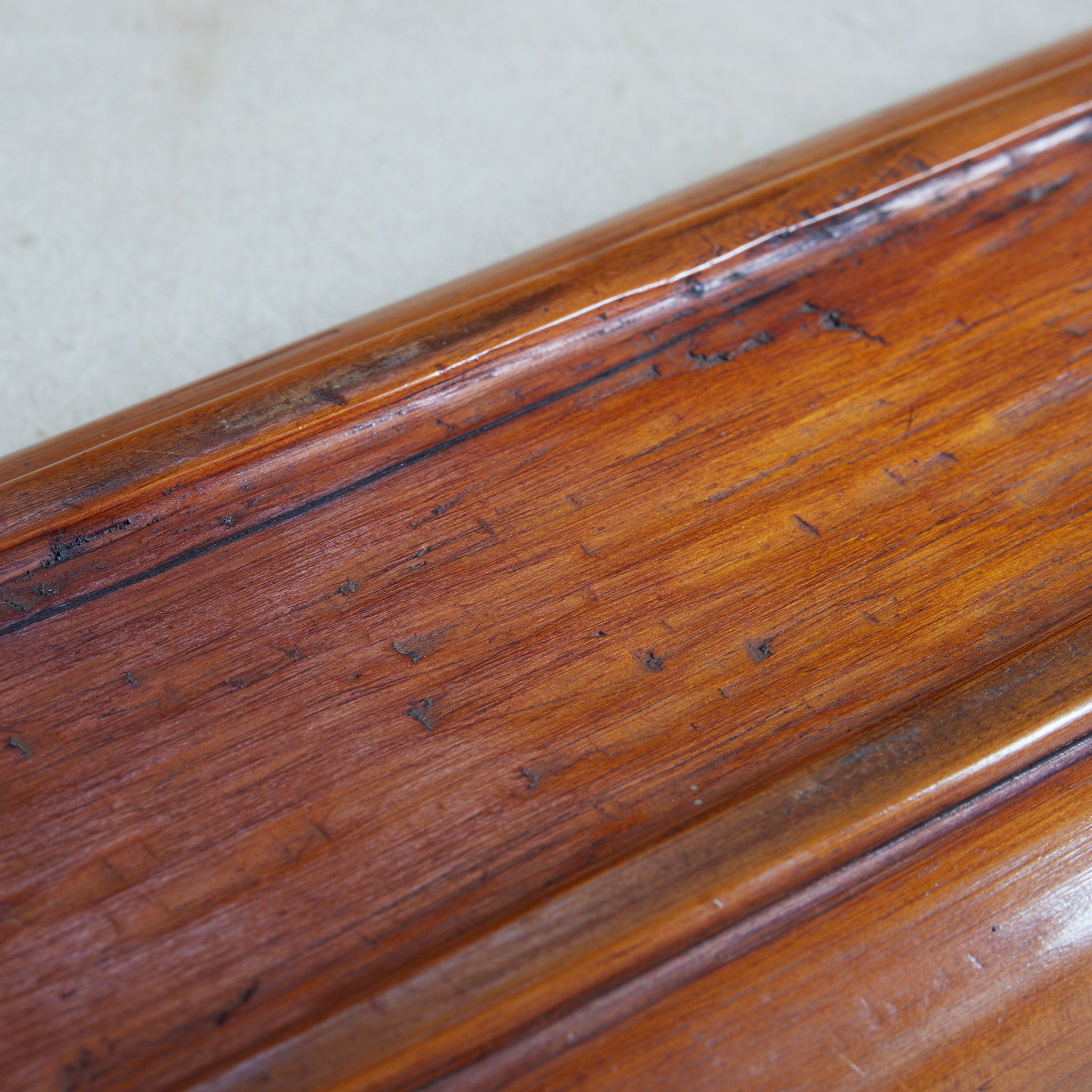 BANDEJA RECTANGULAR DE MADERA, Tallada con diseño de pino, Período Edo–Meiji(1603–1912 d. C.)