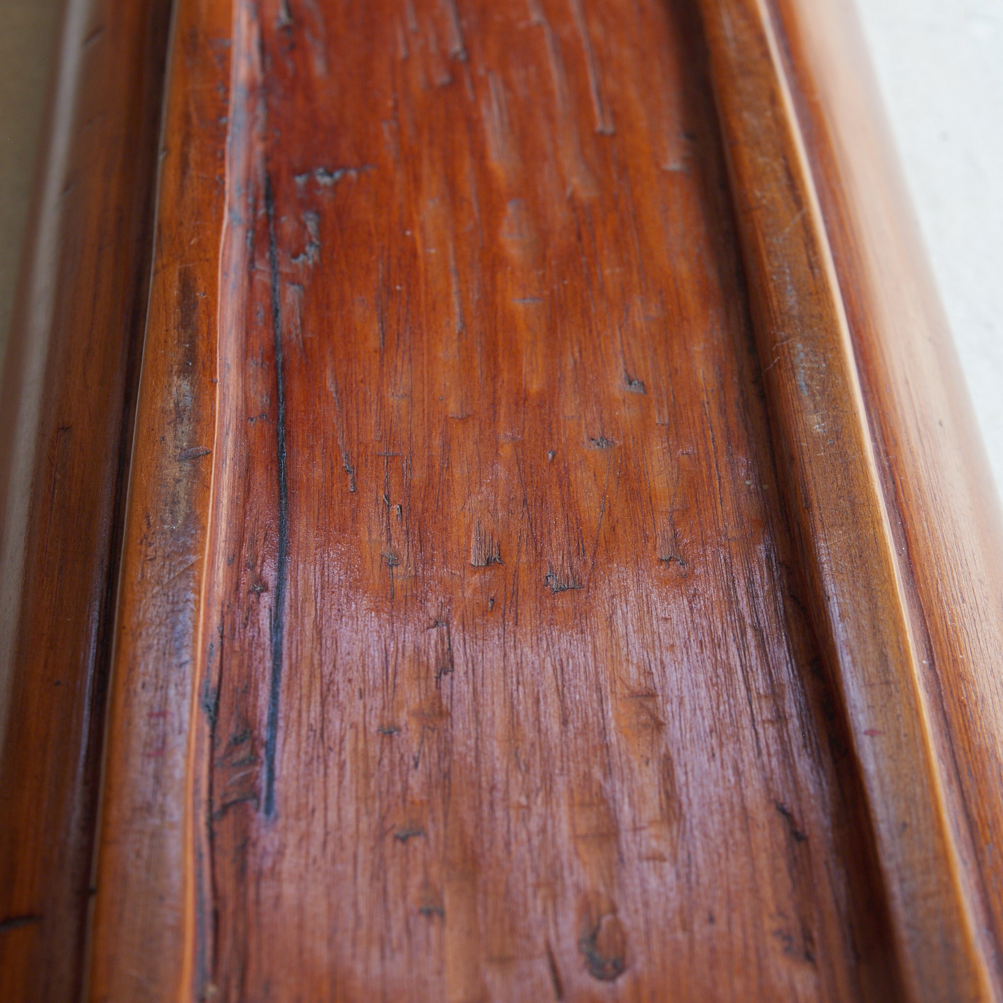 BANDEJA RECTANGULAR DE MADERA, Tallada con diseño de pino, Período Edo–Meiji(1603–1912 d. C.)