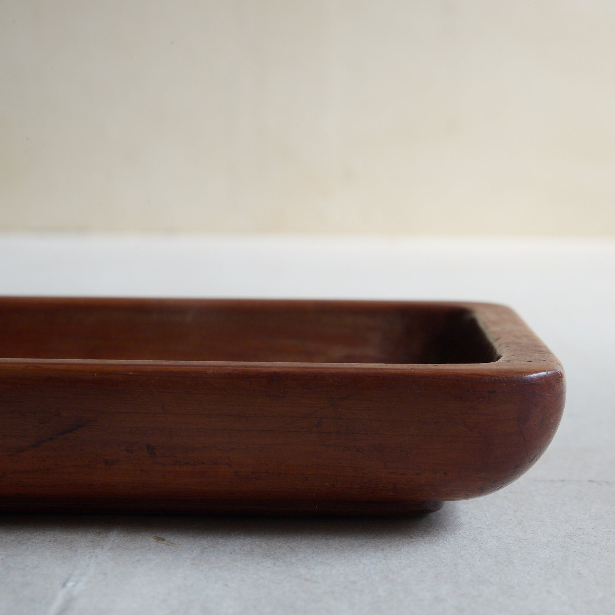 BANDEJA RECTANGULAR DE MADERA, Tallada con diseño de pino, Período Edo–Meiji(1603–1912 d. C.)