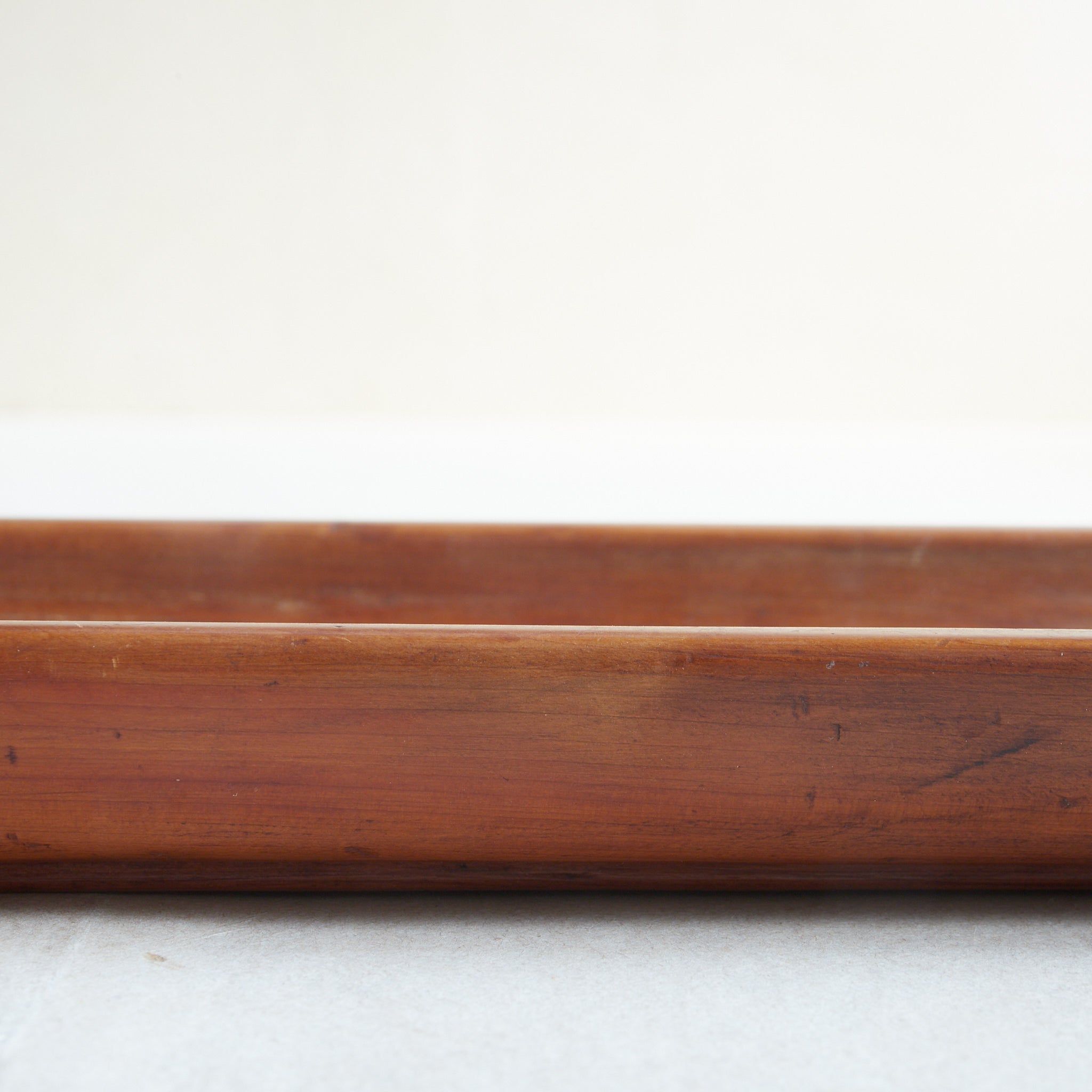 BANDEJA RECTANGULAR DE MADERA, Tallada con diseño de pino, Período Edo–Meiji(1603–1912 d. C.)