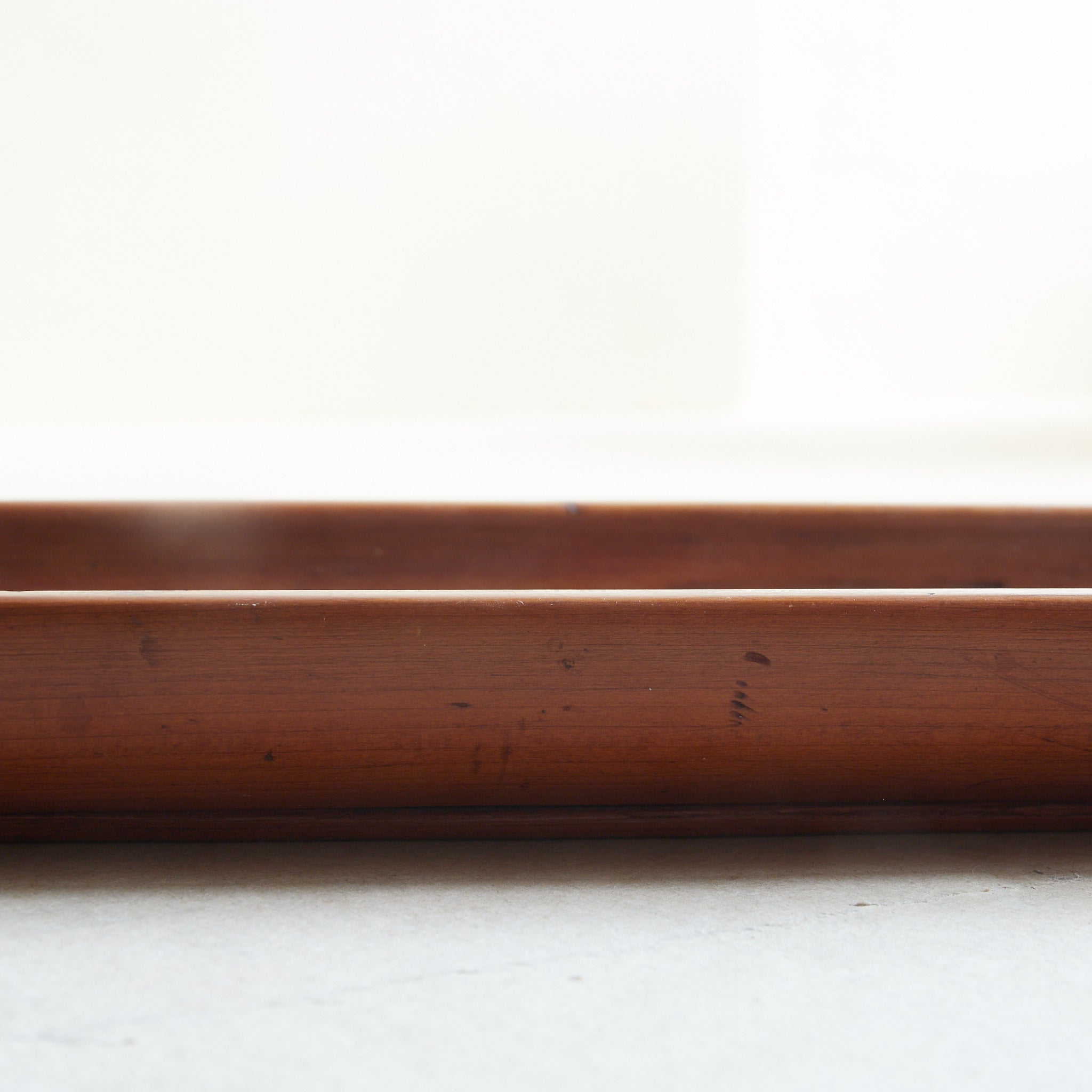 BANDEJA RECTANGULAR DE MADERA, Tallada con diseño de pino, Período Edo–Meiji(1603–1912 d. C.)