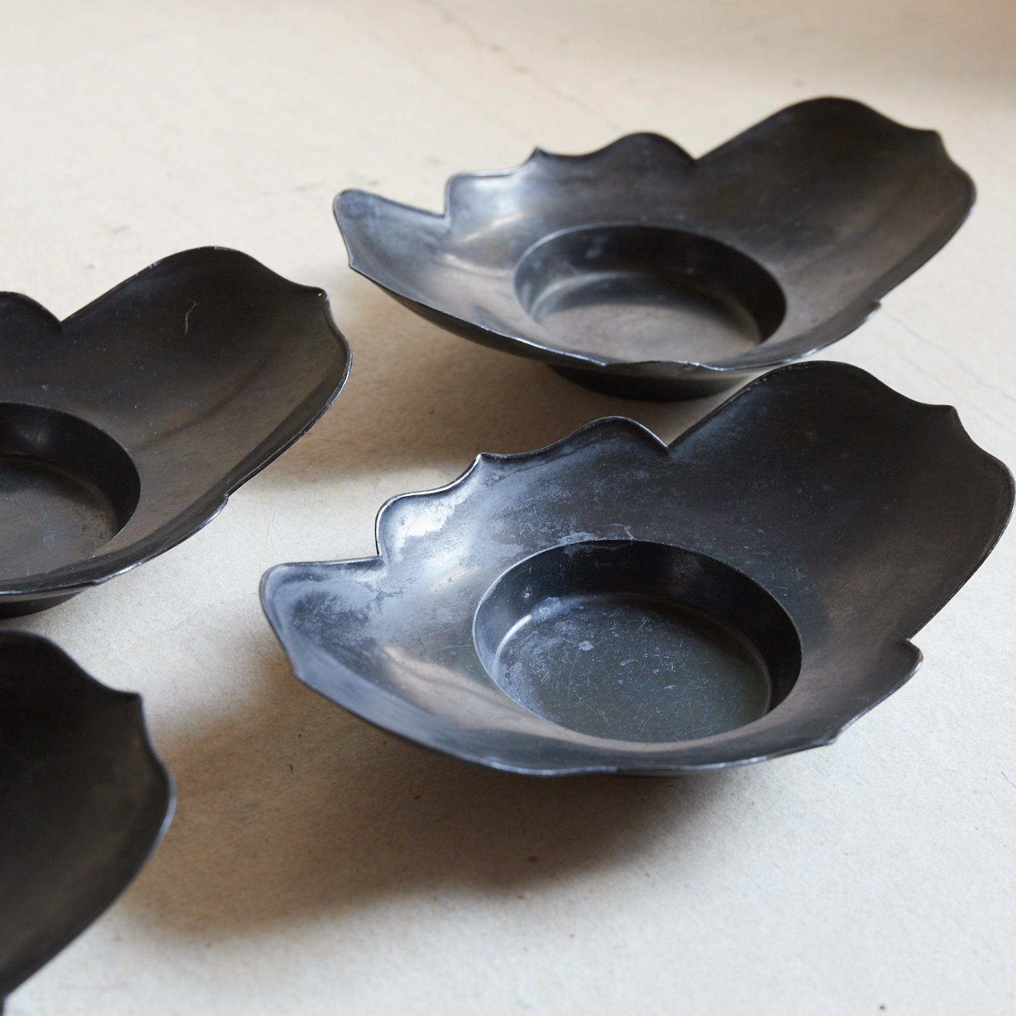 PLATILLO DE FLOR LOBULADA DE ESTAÑO VIEJO, Juego de 5, Dinastía Qing(1616–1911 d. C.)