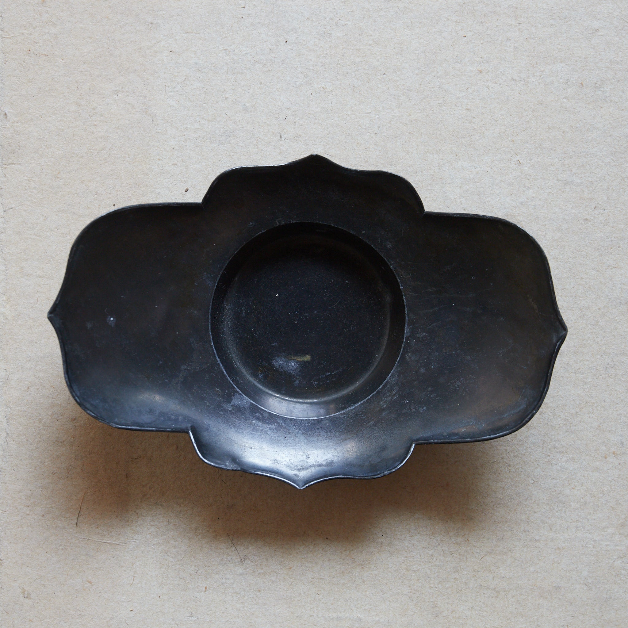 PLATILLO DE FLOR LOBULADA DE ESTAÑO VIEJO, Juego de 5, Dinastía Qing(1616–1911 d. C.)